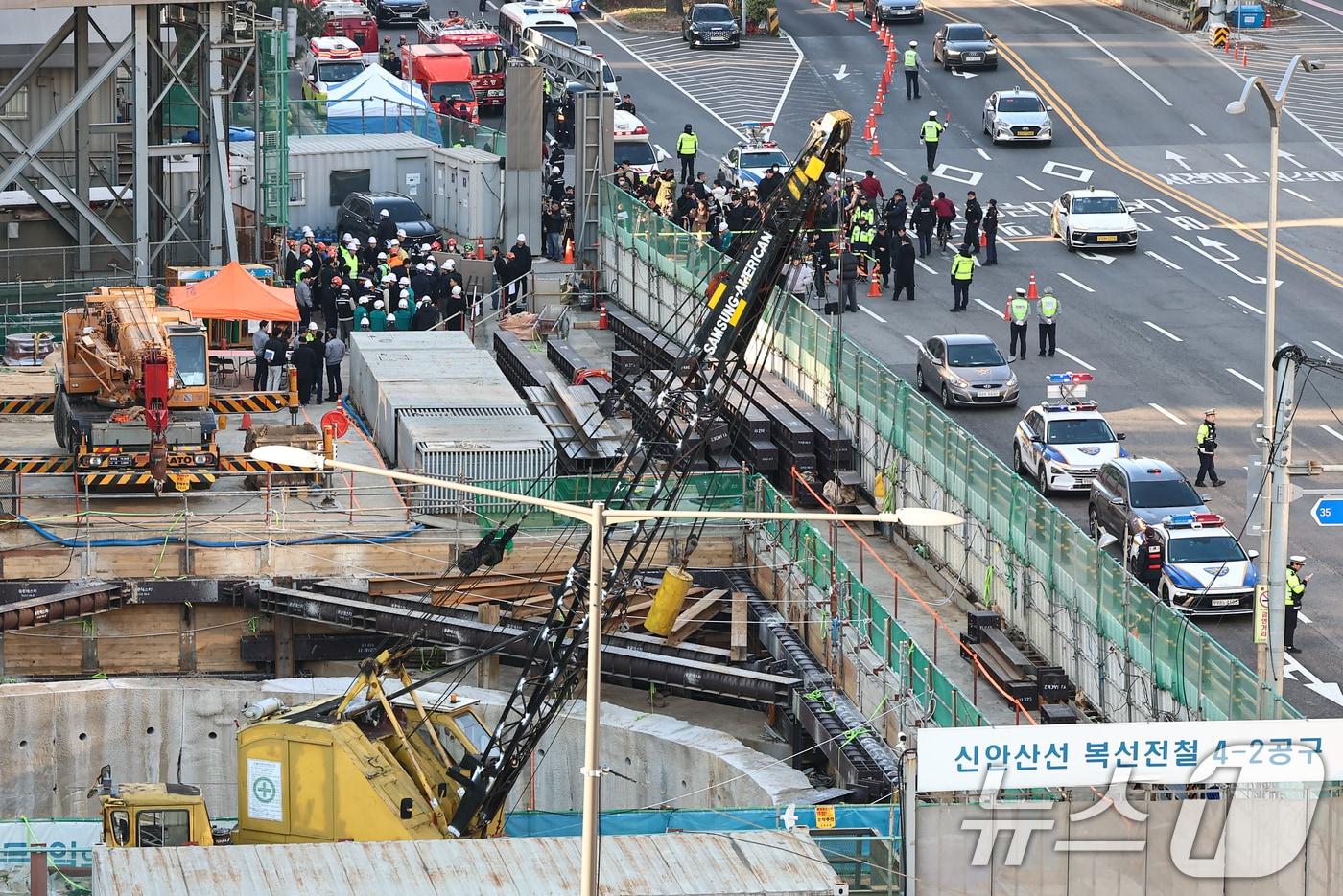 18일 오후 1시 22분쯤 서울 여의도 신안산선 복선전철 지하 공사 현장에서 사고가 발생해 소방대원과 경찰이 사고 수습을 하고 있다. 이번 사고로 최소 2명이 다쳤으며 소방 당국은 장비 23대와 인력 88명을 동원해 사고 현장을 수습하고 있다. 지하 작업 도중 철근이 추락하며 밑에서 일하던 작업자가 다친 것으로 알려졌다. 2025.12.18/뉴스1 ⓒ News1 김도우 기자