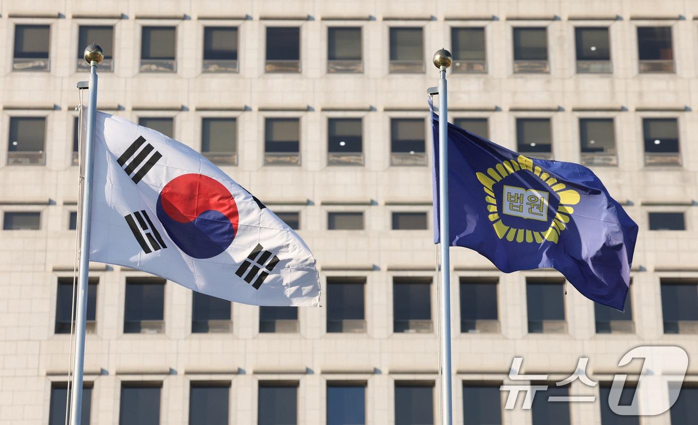 대법원은 18일 형법상 내란·외환의 죄, 군형법상 반란의 죄에 대한 사건의 국가적 중요성, 신속 처리 필요성을 감안해 대상 사건만을 전담해 집중 심리하는 전담재판부를 설치하기로 했다. 사진은 이날 서울 서초구 대법원의 모습. 2025.12.18/뉴스1 ⓒ News1 김영운 기자