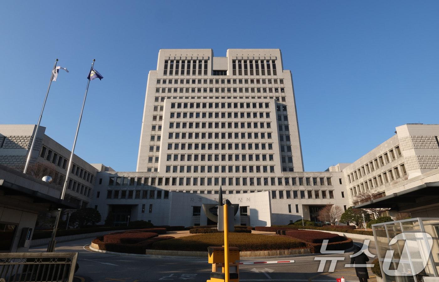 대법원은 18일 형법상 내란·외환의 죄, 군형법상 반란의 죄에 대한 사건의 국가적 중요성, 신속 처리 필요성을 감안해 대상 사건만을 전담해 집중 심리하는 전담재판부를 설치하기로 했다. 사진은 이날 서울 서초구 대법원의 모습. 2025.12.18/뉴스1 ⓒ News1 김영운 기자