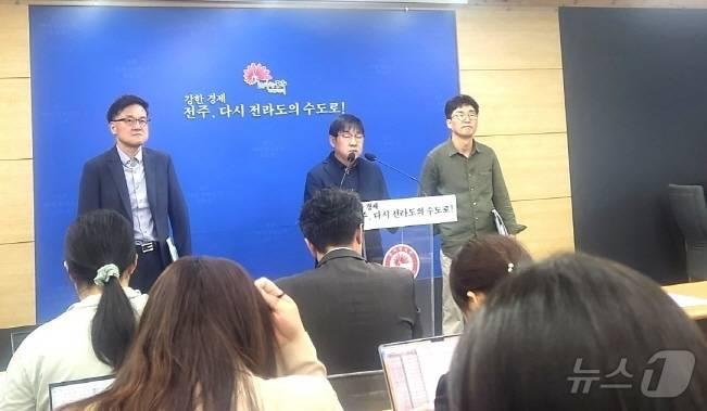 본문 이미지 - 이영섭 전주시 자원순화녹지국장이 지난 2024년 10월 8일 브리핑실에서 현재 팔복동 A업체가 건축 중인 소각시설에 대한 고형연료제품 사용 불허가 처분을 내린 이유에 대해 설명하고 있다./뉴스1 임충식 기자