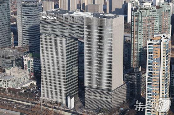 본문 이미지 - 경기 성남시 분당구 분당두산타워. (항공촬영협조 : 경기 북부 경찰청 박형식 경감, 김용옥 경위) /뉴스1