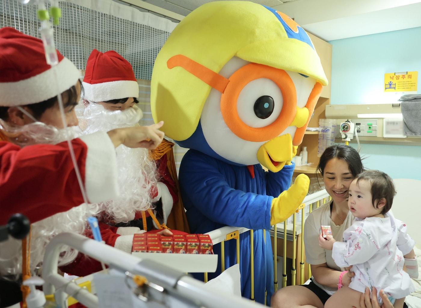 본문 이미지 -  지난 18일 세브란스병원 남자간호사회 소속 한 간호사가 세브란스 어린이병원에서 선물 나눔을 하고 있다. (세브란스병원 제공)