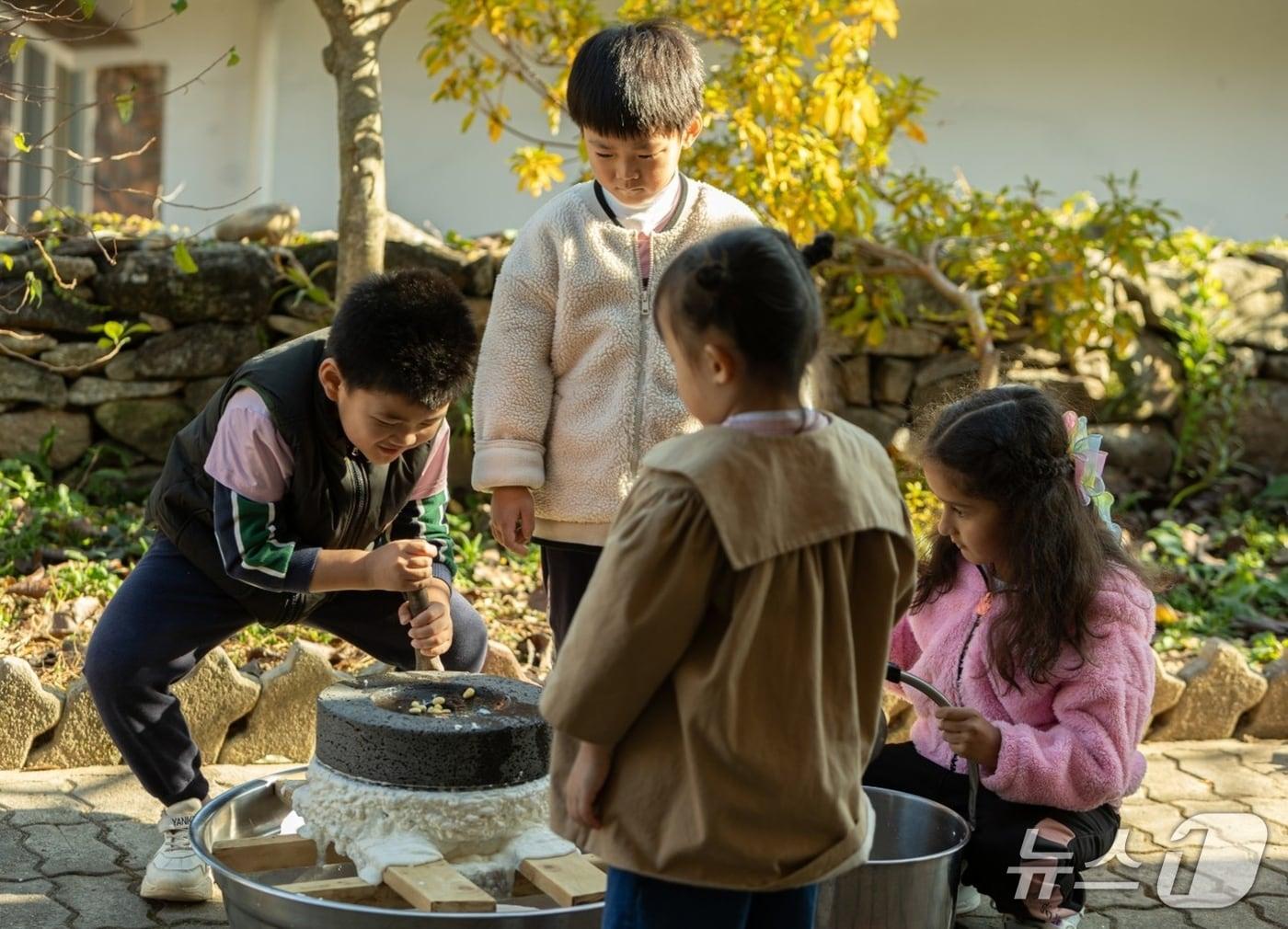 본문 이미지 - 손두부 만들기 체험.(전남도 제공. 재판매 및 DB금지) 2025.12.18/뉴스1