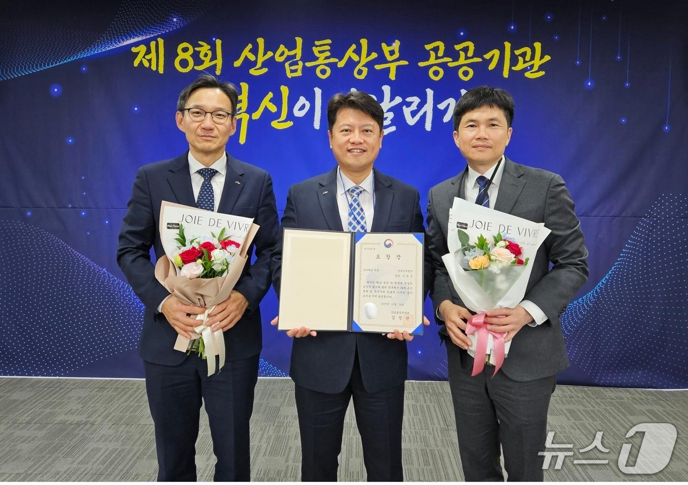 이인용 서부발전 AI·디지털혁신처장(가운데)과 심경석 서부발전 디지털기획부장(왼쪽), 오찬수 서부발전 디지털기획부 차장이18일 정부세종청사에서 개최된 ‘제8회 산업통상부 공공기관 혁신이어달리기’ 행사에서 산업통상부장관표창을 받고 기념촬영을 하고 있다.(서부발전 제공. 재판매 및 DB금지)2025.12.18/뉴스1