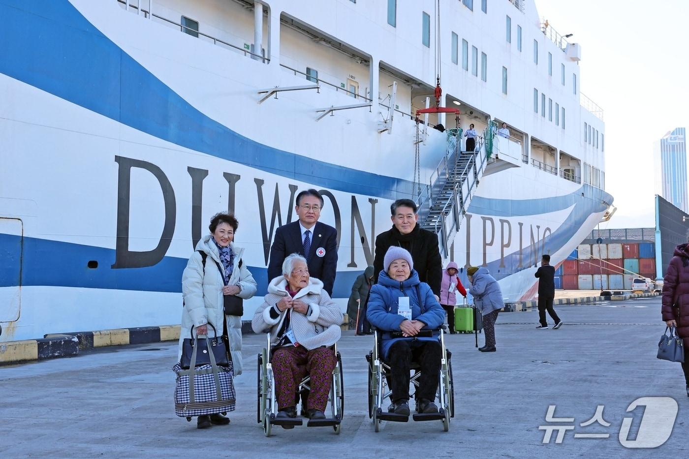 일제강점기 강제동원 등으로 사할린에 이주해 고국으로 돌아오지 못했던 사할린동포와 그 후손 82명이  여객선을 타고 18일 오후 강원도 동해항 국제여객터미널을 통해 영주귀국했다. 2025.12.18. (재외동포청 제공)