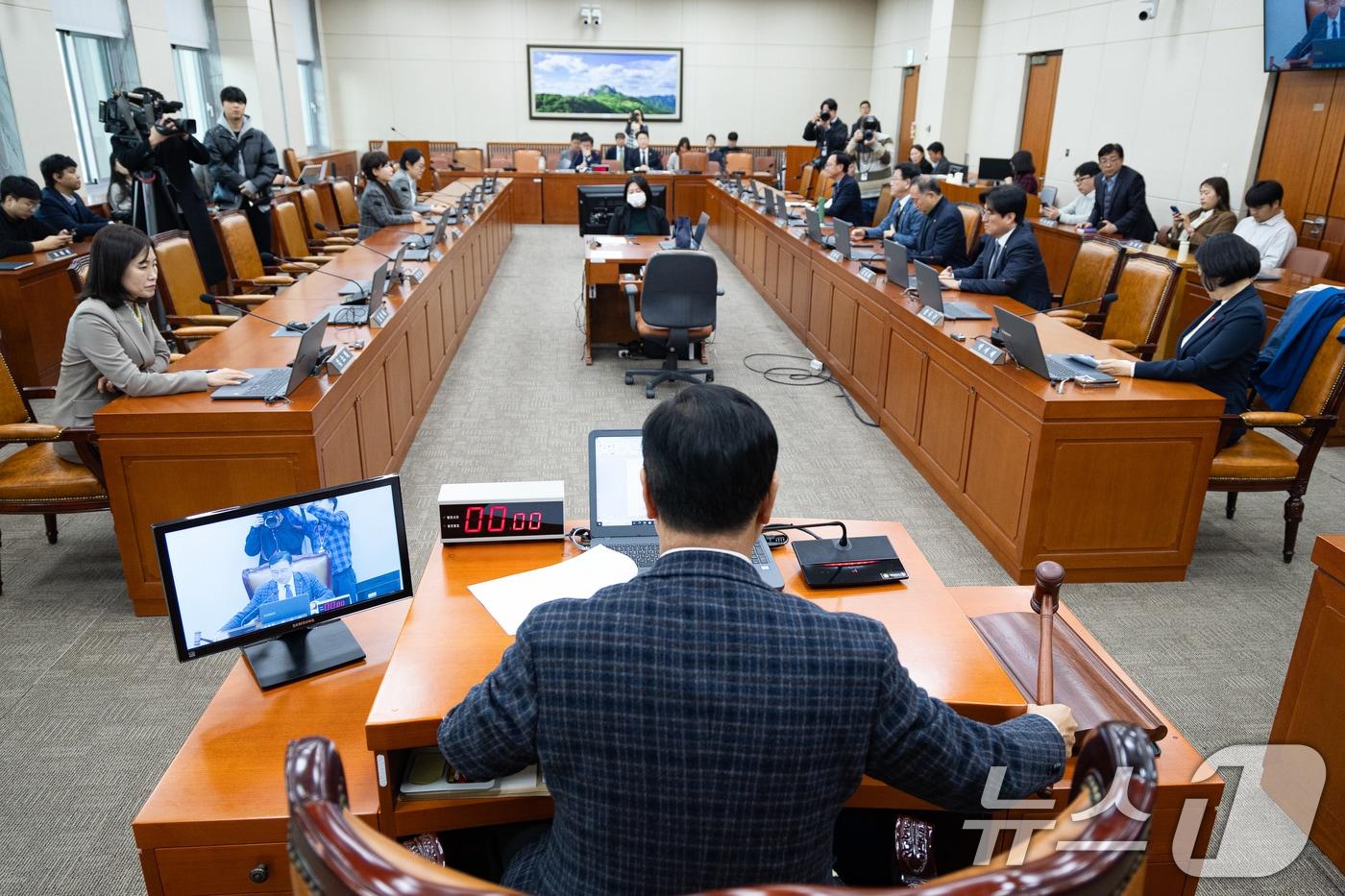 위성곤 국회 기후위기특별위원장이 18일 서울 여의도 국회에서 열린 제430회 국회(임시회) 기후위기 특별위원회 제8차 전체회의에서 의사봉을 두드리고 있다. 2025.12.18/뉴스1 ⓒ News1 유승관 기자