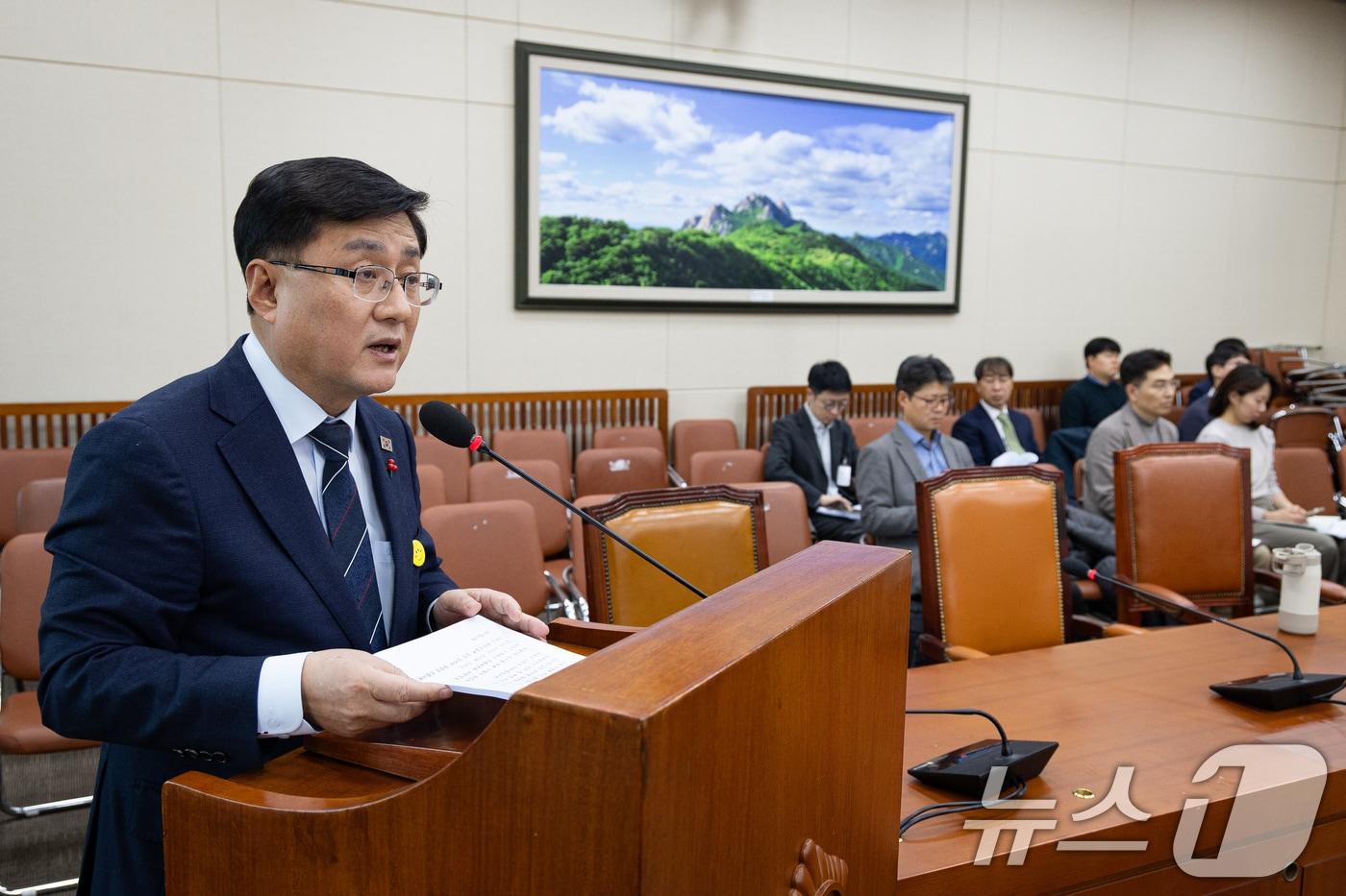 김성환 기후에너지환경부 장관이 18일 서울 여의도 국회에서 열린 제430회 국회(임시회) 기후위기 특별위원회 제8차 전체회의에서 법안 의결 인사말을 하고 있다. 2025.12.18/뉴스1 ⓒ News1 유승관 기자