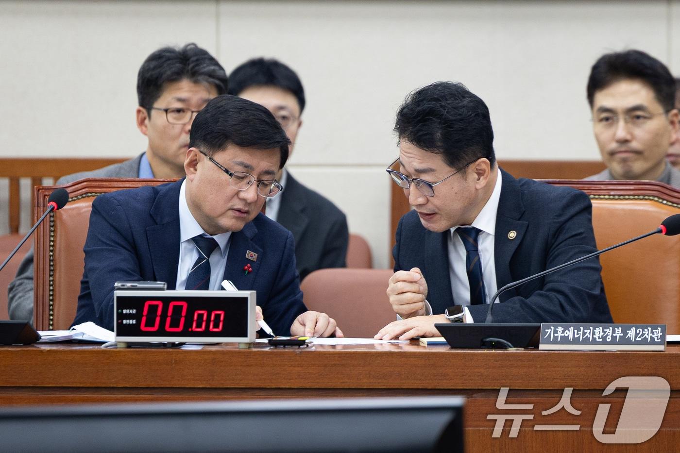 본문 이미지 - 김성환 기후에너지환경부 장관과 이호현 2차관이 서울 여의도 국회에서 대화하고 있다. 2025.12.18/뉴스1 ⓒ News1 유승관 기자
