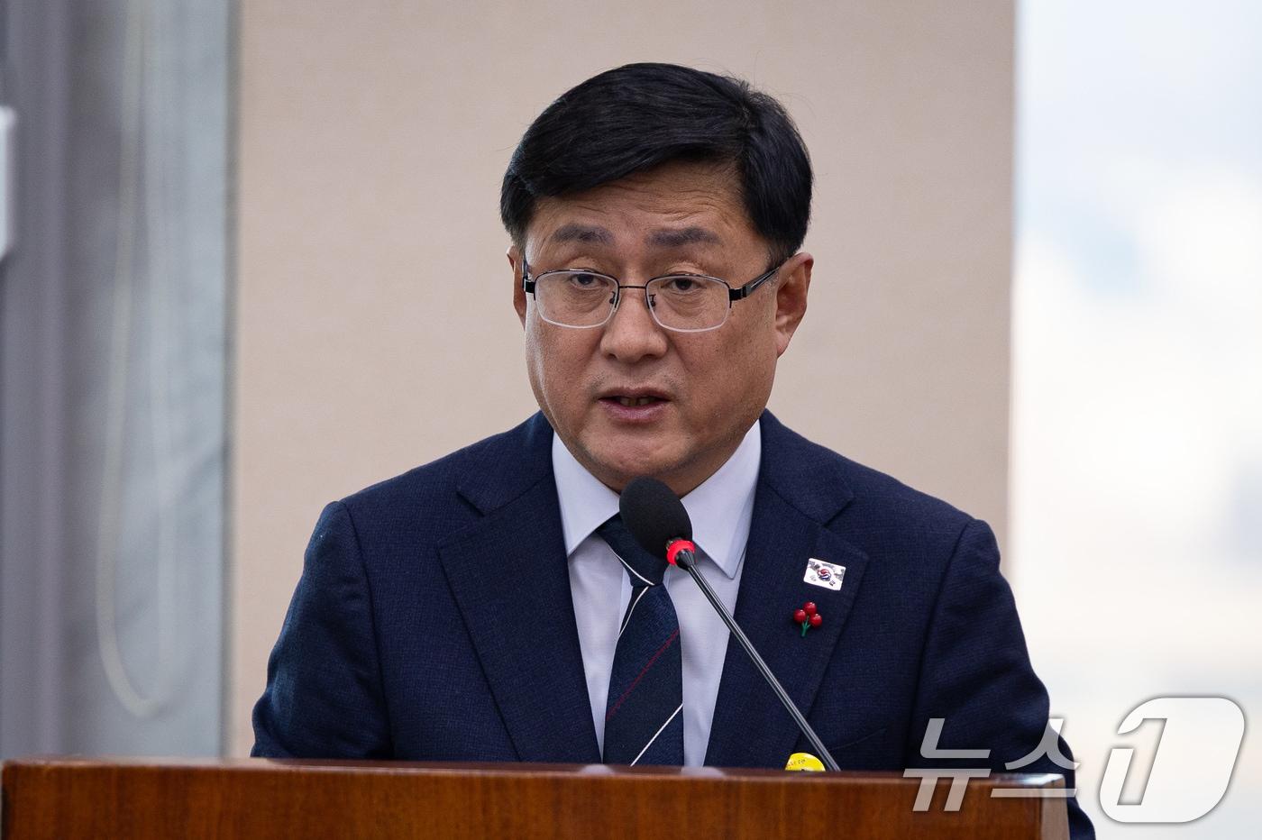 김성환 기후에너지환경부 장관이 18일 서울 여의도 국회에서 열린 제430회 국회(임시회) 기후위기 특별위원회 제8차 전체회의에서 법안 의결 인사말을 하고 있다. 2025.12.18/뉴스1 ⓒ News1 유승관 기자