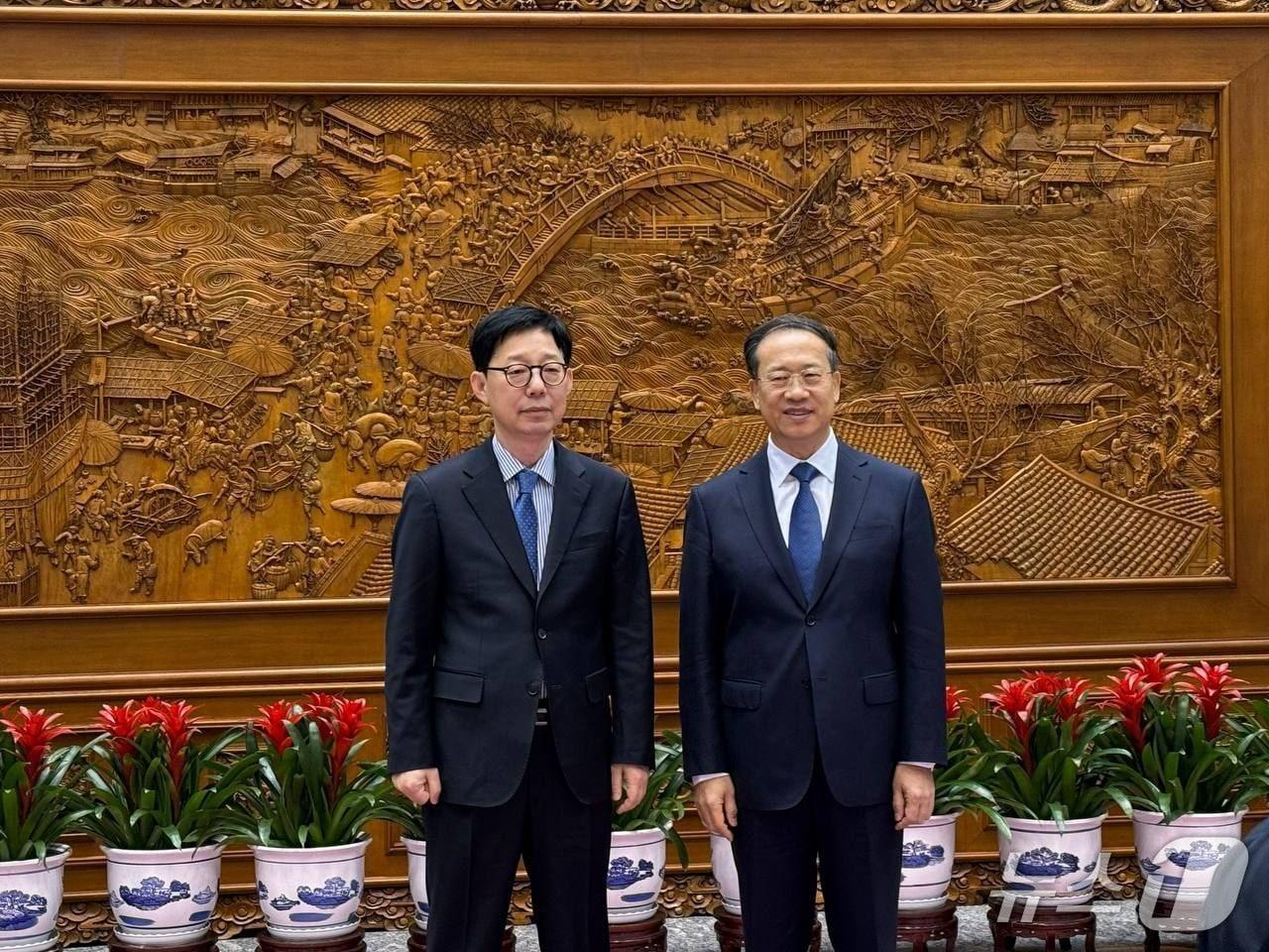 본문 이미지 - 박윤주(왼쪽) 외교부 제1차관, 마자오쉬 중국 외교부 상무부부장.(외교부 제공)