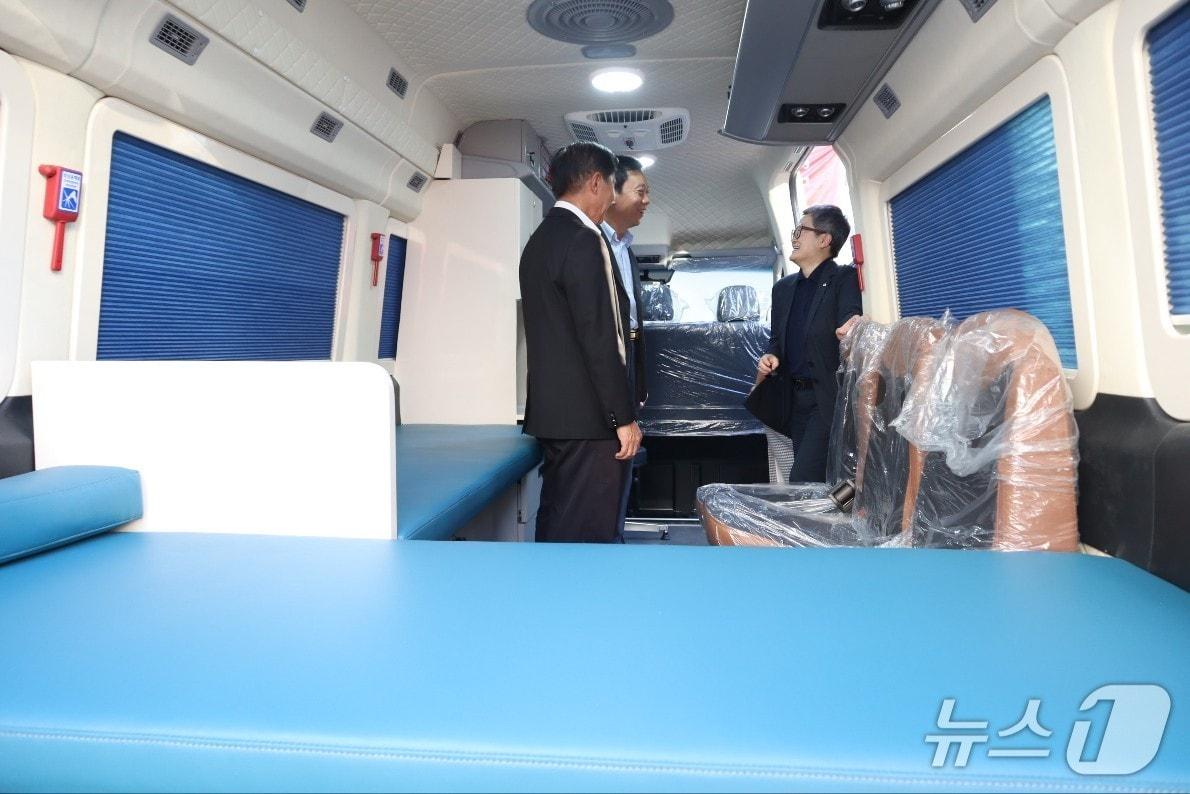 본문 이미지 - 대한적십자사 혈액관리본부 관계자들이 라오스적십자사 국립수혈관리원에 헌혈 차량을 전달하고 있다(대한적십자사 제공)