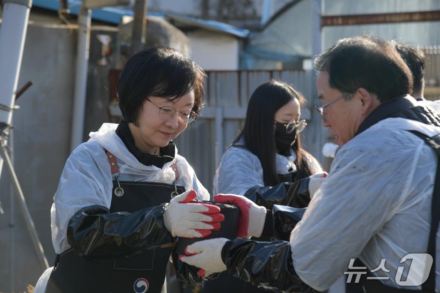 오유경 식약처장이 '제3회 사랑의 연탄배달 자원봉사'에서 직원들과 연탄을 나르고 있다. (식약처 제공)
