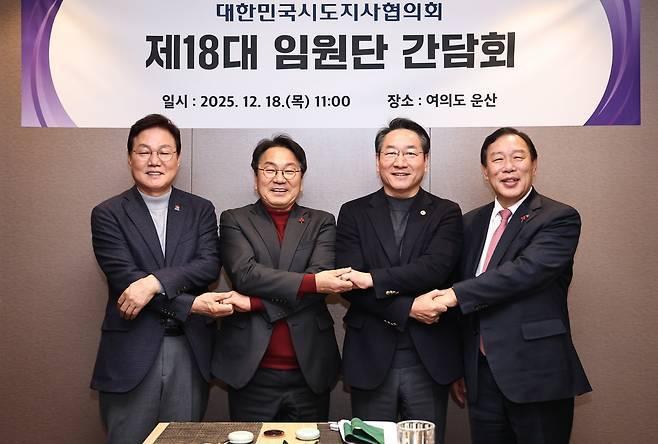 본문 이미지 - 대한민국 시도지사협의회 18대 임원단 간담회. 왼쪽부터 박완수 경남지사,  강기정 광주시장, 유정복 인천시장, 최민호 세종시장.  (세종시 제공. 재판매 및 DB 금지)