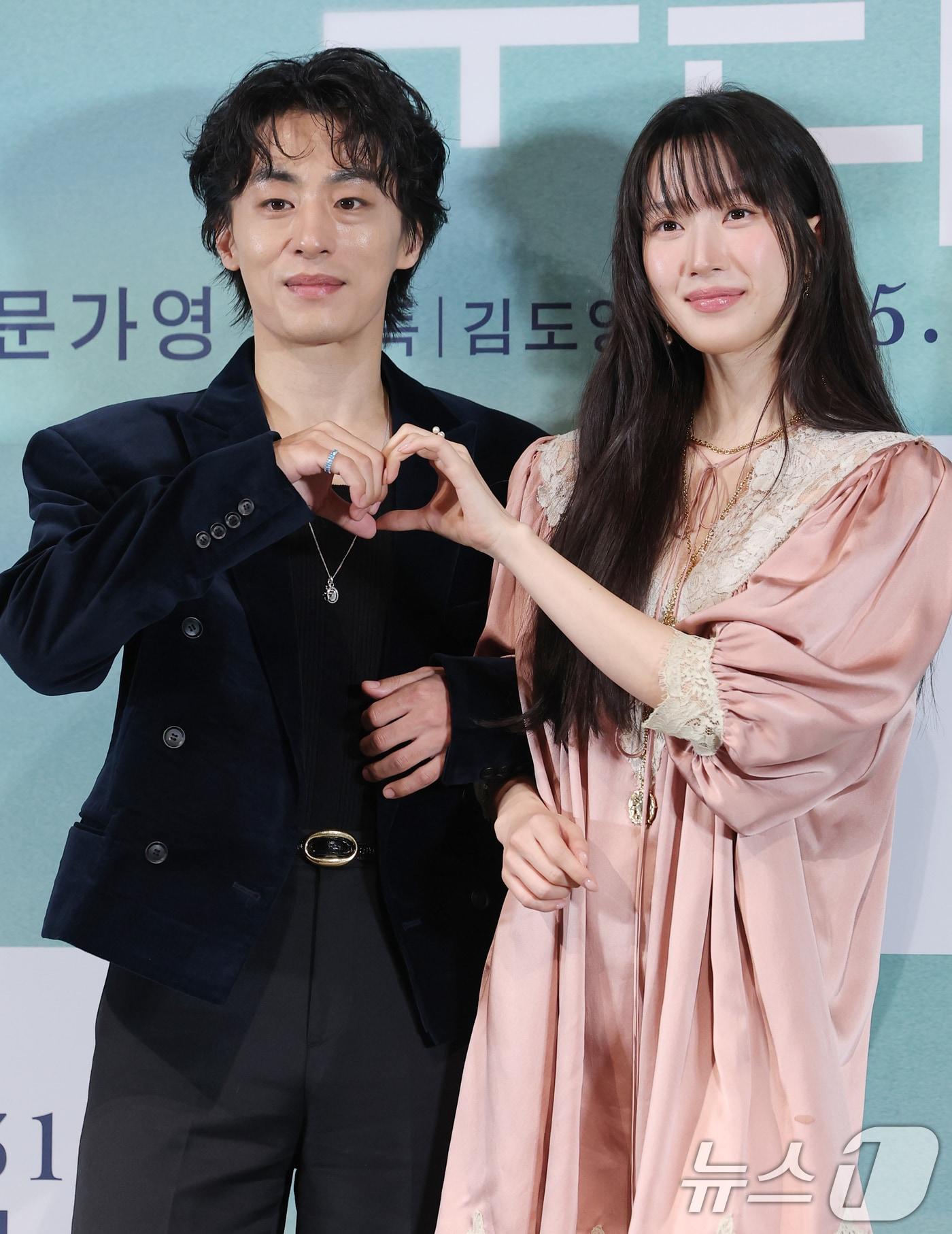 본문 이미지 - 배우 구교환(왼쪽)과 문가영이 18일 서울 용산구 용산아이파크몰 CGV에서 열린 영화 ’만약에 우리‘ 언론시사회에 참석해 포즈를 취하고 있다. ’만약에 우리‘는 뜨겁게 사랑했던 은호(구교환 분)와 정원(문가영 분)이 10년 만에 우연히 재회하며 기억의 흔적을 펼쳐보는 현실공감연애를 그렸다. 2025.12.18/뉴스1 ⓒ News1 권현진 기자