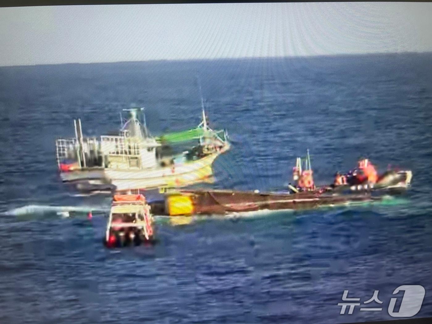 본문 이미지 - 18일 오후 1시 25분께 부산시 기장군 장안읍 고리 동방 33.8km 떨어진 해상에서 어선 2대가 충돌하는 사고가 났다.(울산해경 제공. 재판매 및 DB금지)/뉴스1