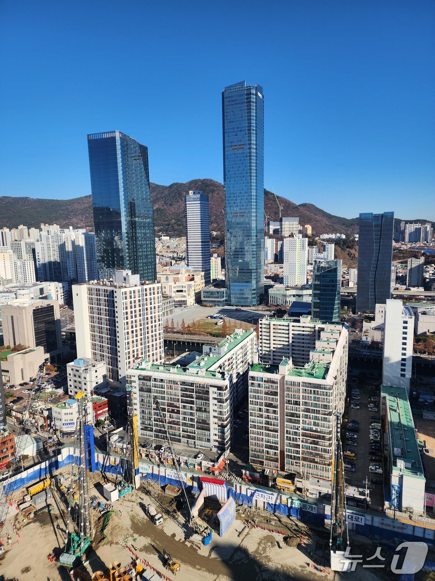 본문 이미지 - 부산진구 범천1-1 공사현장과 범천 1-2 구역.(독자 제공. 재판매 및 DB금지)