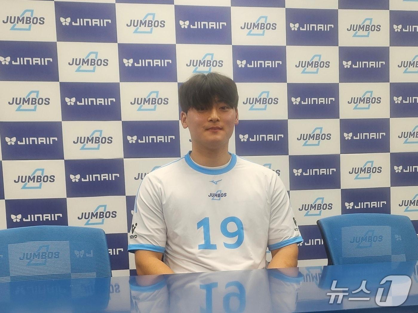 본문 이미지 - 조병현(SSG 랜더스)이 16일 인천 계양 체육관에서 열린 프로배구 대한항공-현대캐피탈전에서 시구를 한 뒤 취재진과 인터뷰하고 있다. ⓒ News1 권혁준 기자