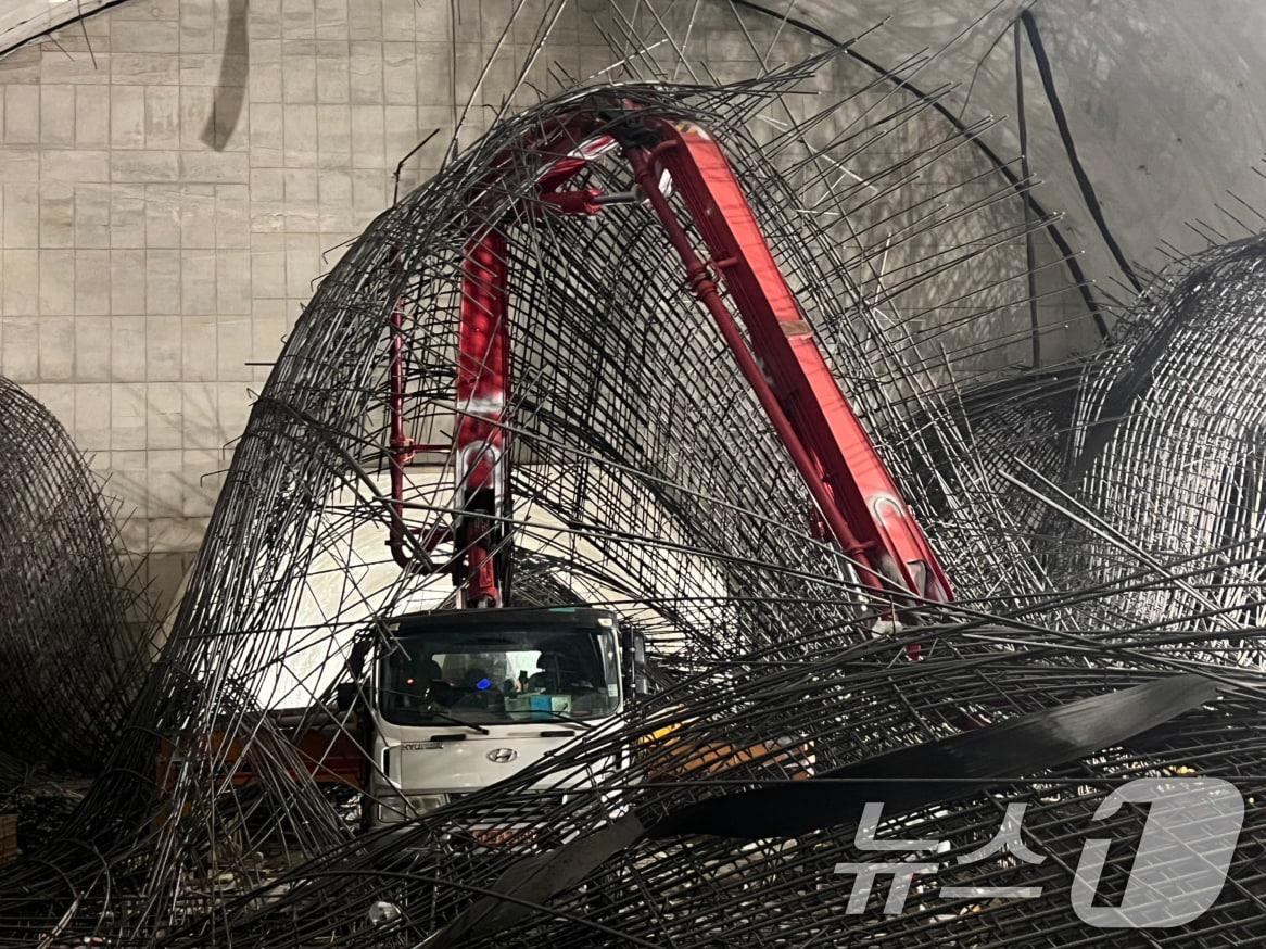 본문 이미지 - 신안산선 지하공사 현장에서 다량의 철근이 낙하해 50대 작업자 1명이 심정지 상태에 빠지는 등 노동자들이 다치는 사고가 발생했다. (영등포소방서 제공, 재판매 및 DB금지)2025.12.18/뉴스1