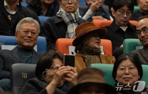 본문 이미지 - 문재인 전 대통령이 지난 16일 경남 양산시에서 열린 영화 '1980사북' 양산시민초청상영회에 참석했다. (정선지역사회연구소 제공. 재판매 및 DB금지) 2025.12.18/뉴스1