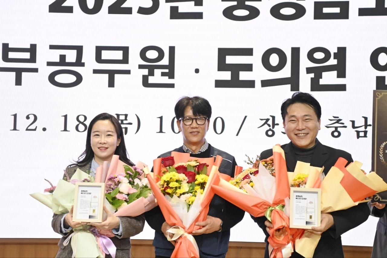 본문 이미지 - 최정희 충남공무원노동조합 위원장(가운데)이 베스트 도의원으로 선정된 이지윤 도의원(왼쪽), 안종혁 도의원과 기념촬영을 하고 있다.(충남도 제공. 재판매 및 DB금지)/뉴스1