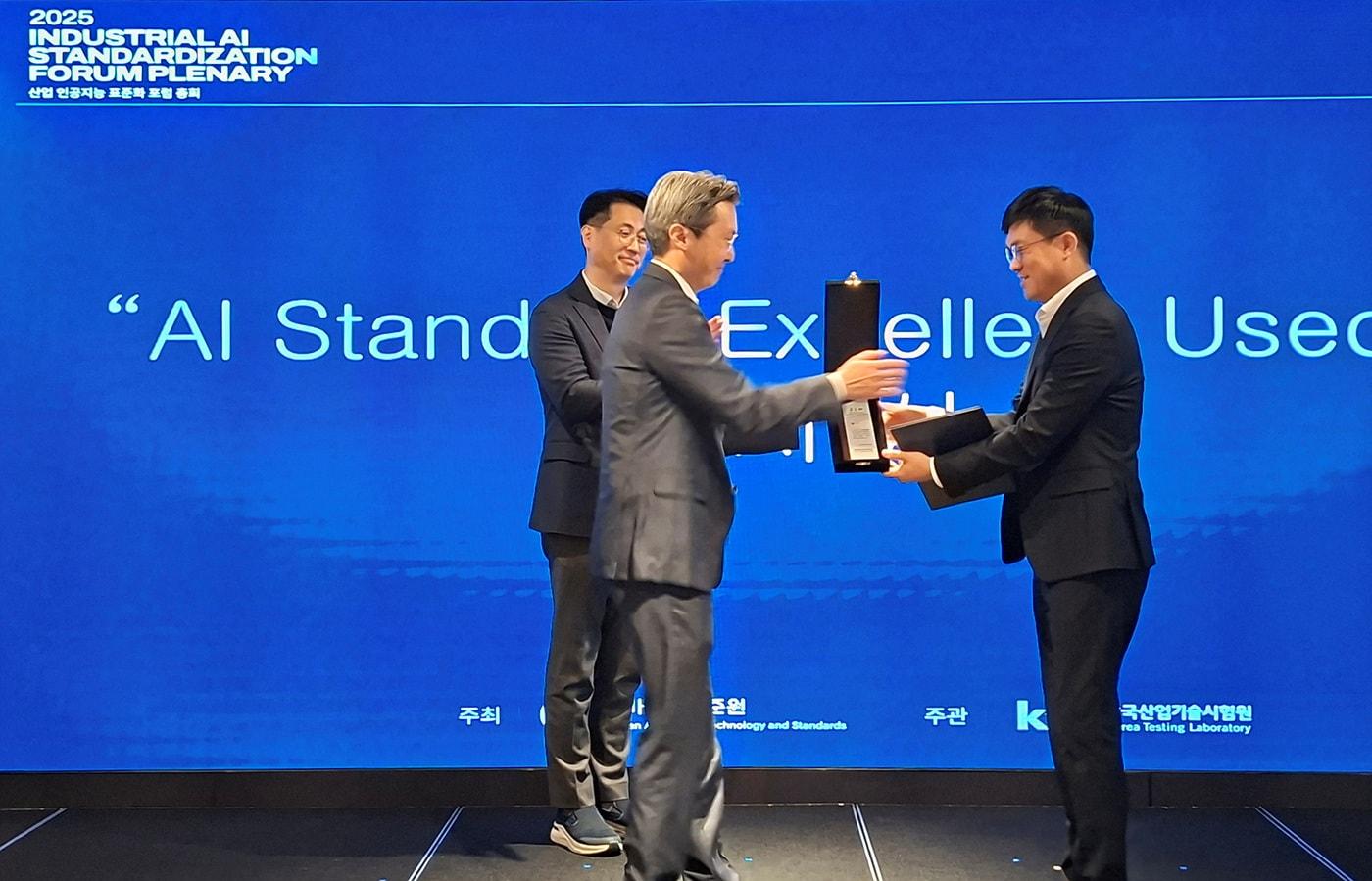 18일 서울 중구에서 한국산업기술시험원이 주관한 '산업인공지능표준화 포럼 총회 2025'에서 오현식 롯데이노베이트 AI 테크랩 상무가회사를 대표해서 상을 받고 있다.(롯데이노베이트 제공)