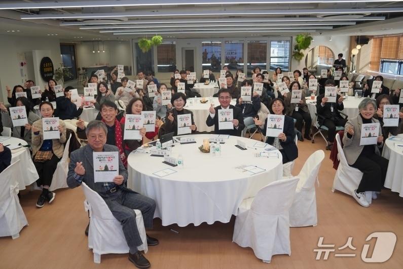 본문 이미지 - 사회서비스 우수사례 시상식에서 참석자들이 포즈를 취하고 있다.(대전시사회서비스원 제공. 재판매 및 DB금지)/뉴스1