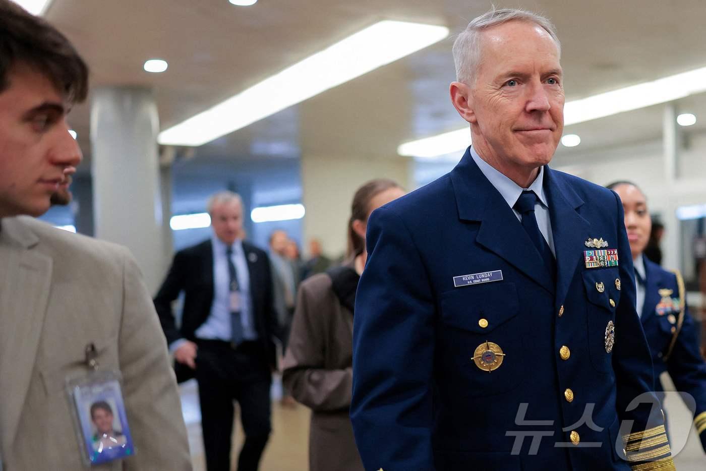 지난 11일(현지시간) 케빈 런데이 해안경비대 사령관이 워싱턴 DC에 있는 미국 국회의사당을 걷고 있다. 국가안보 전문 변호사, 군법무관으로 경력을 쌓은 런데이 사령관은 지난 1월 21일부터 해안경비대 사령관 대행을 맡고 있다. 2025.12.11. ⓒ AFP=뉴스1 ⓒ News1 이정환 기자