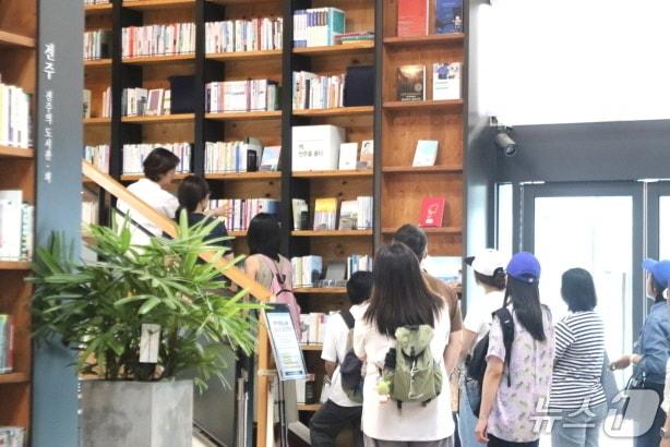 본문 이미지 - 전주도서관 여행에 참가한 시민들과 관광객들.(전주시 제공, 재판매 및 DB 금지)/뉴스1