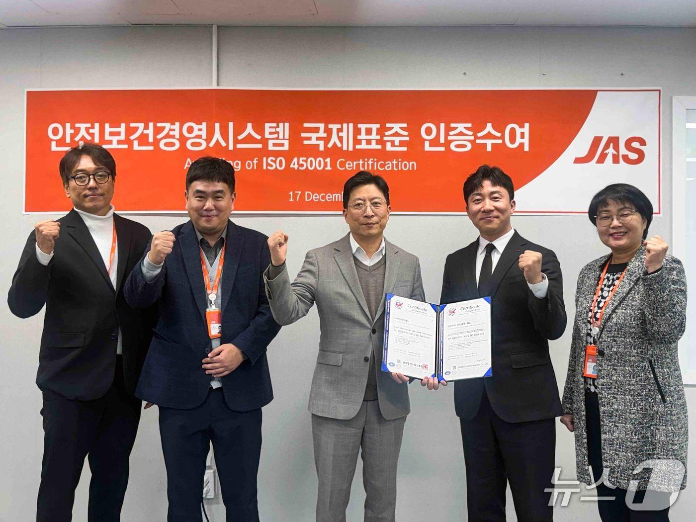 본문 이미지 - 17일 김포국제공항 화물청사에서 최원선 JAS 대표이사(사진 왼쪽에서 세번째)와 임직원들이 박성철 글로벌시스템인증원 선임심사원(사진 오른쪽에서 두번째)과 기념촬영을 하고 있다(제주항공 제공). 2025.12.17.