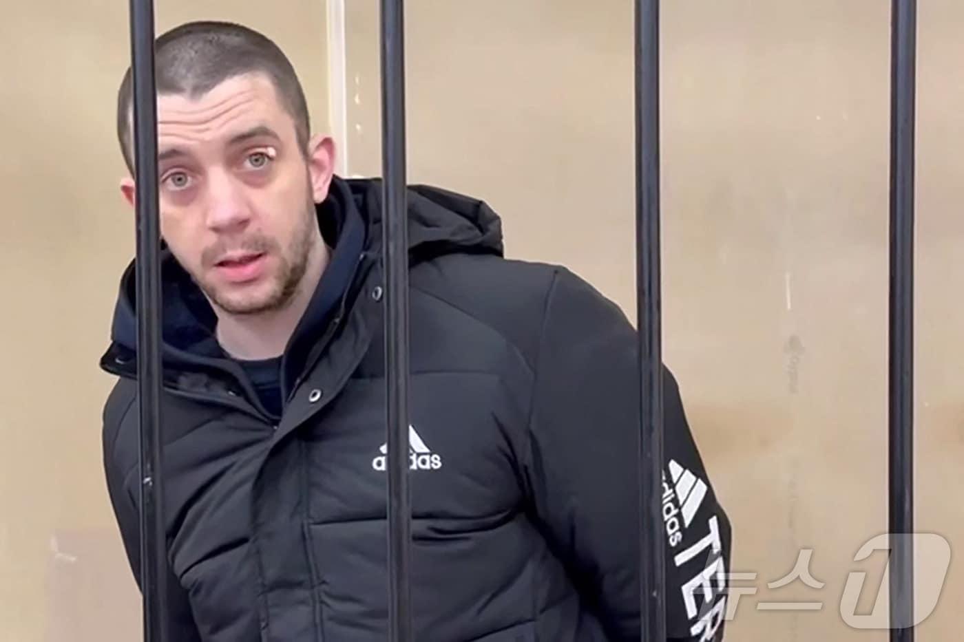 18일(현지시간) 러시아 검찰이 공개한 영상에서 무장 분쟁에 용병으로 참여한 혐의로 기소된 영국인 헤이든 데이비스가 러시아가 통제하는 우크라이나 도네츠크 대법원에서 열린 선고 공판에 모습을 드러냈다. 2025.12.18. ⓒ AFP=뉴스1 ⓒ News1 이정환 기자