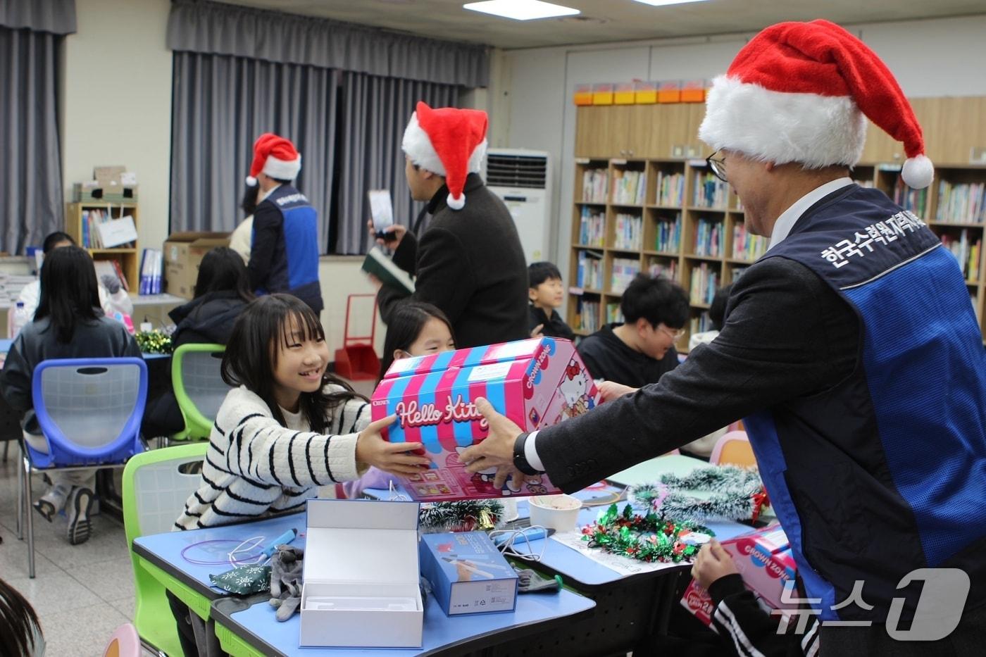 한국수력원자력(주) 한강수력본부는 최 친환경에너지AI 교육기자재 지원 협약식 및 ‘행복바통 이어받기’봉사활동 캠페인 첫 활동을 실시했다.(한국수력원자력(주) 한강수력본부제공. 재판매 및 DB금지)/뉴스1