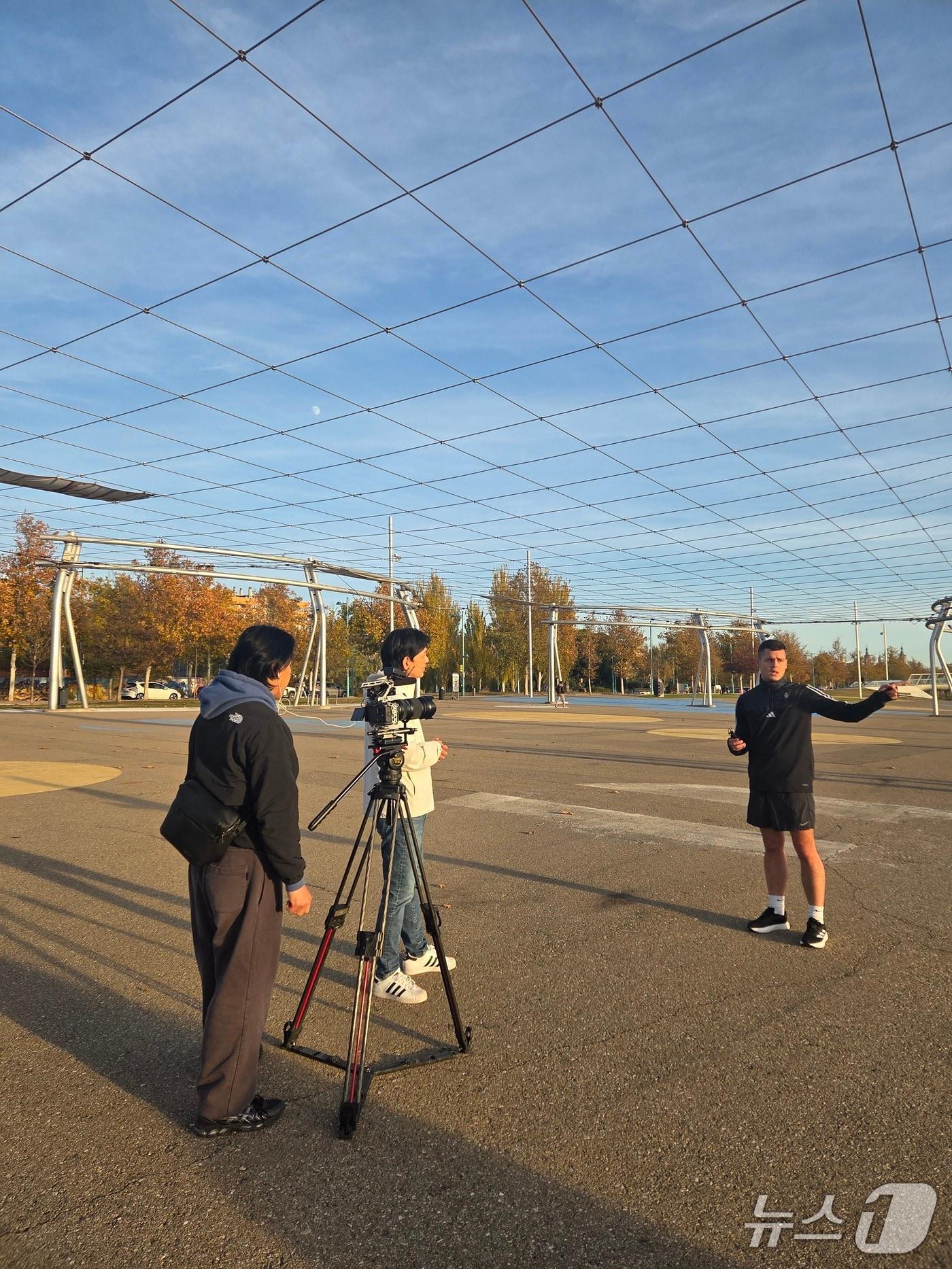 본문 이미지 - KBC광주방송 취재팀이 스페인 사라고사에서 여수세계박람회장 사후 활용에 대해 취재하고 있다. (KBC제공. 재판매 및 DB금지)
