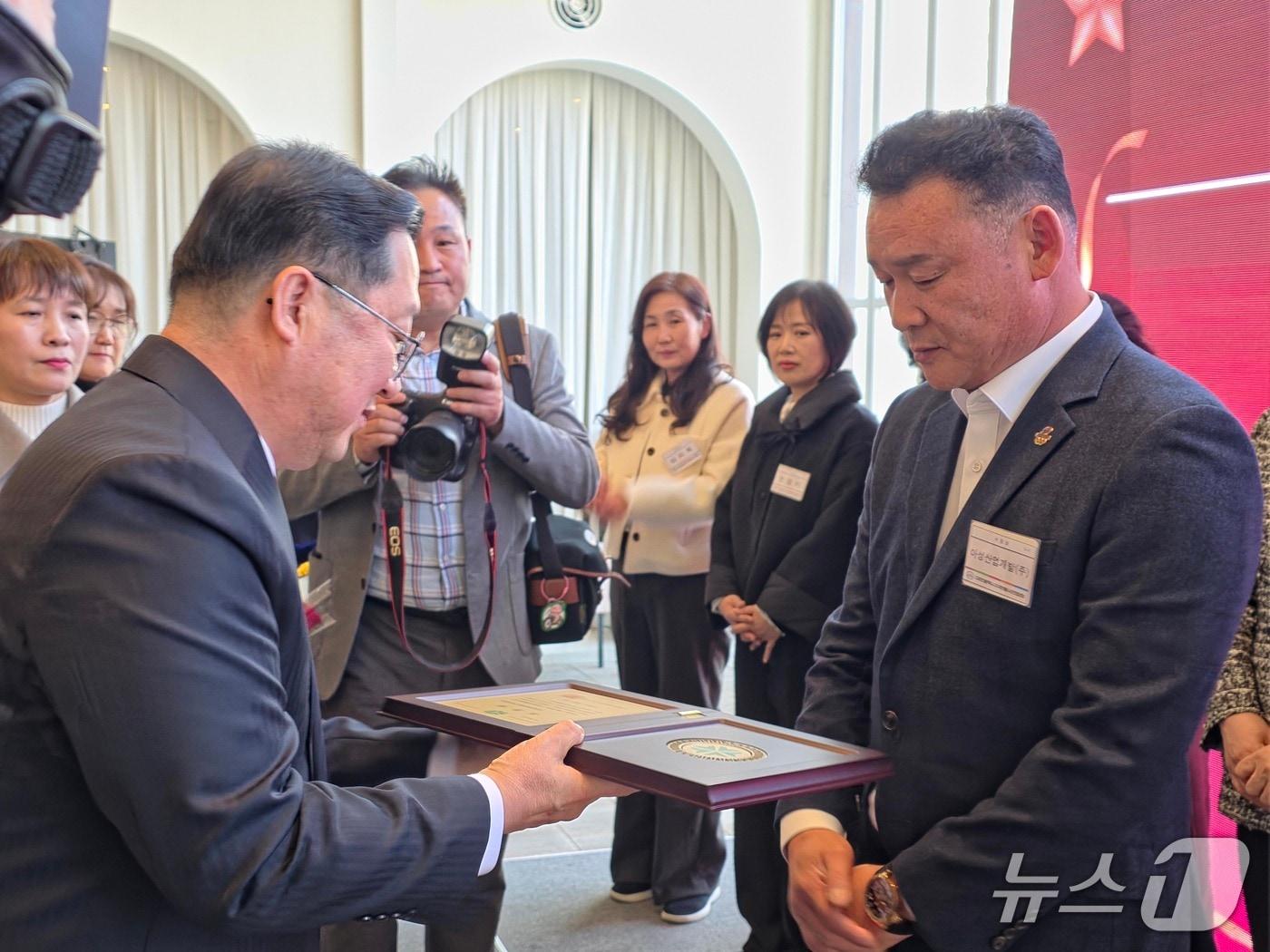 본문 이미지 - 현민우 아성산업개발 대표가 대전시장 표창장을 받고 있다.(아성산업개발 제공. 재판매 및 DB금지)/뉴스1