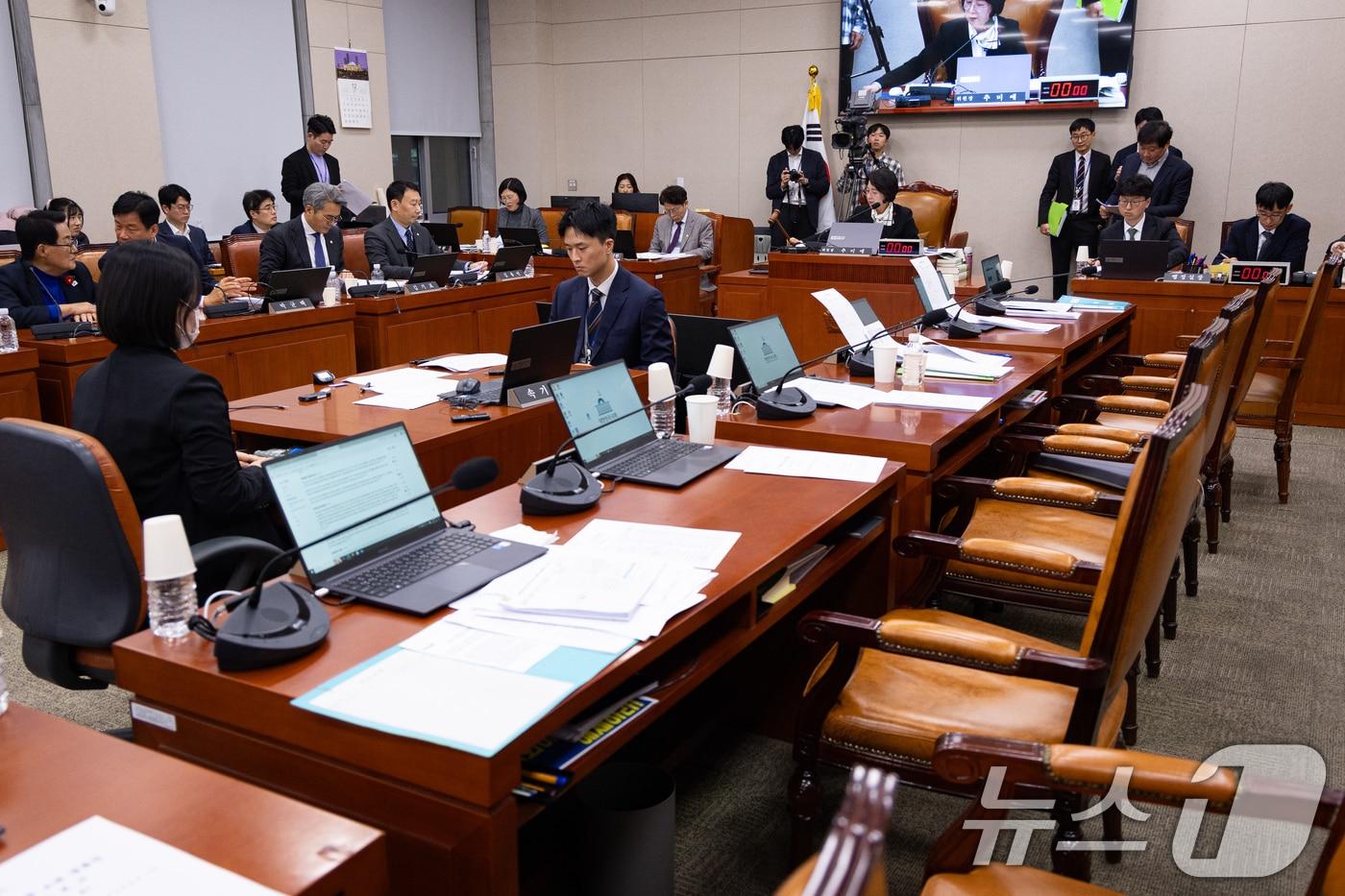 추미애 국회 법제사법위원장이 지난 18일 서울 여의도 국회에서 열린 제430회 국회(임시회) 법제사법위원회 제2차 전체회의에서 국민의힘 의원들이 불참한 가운데 정보통신망법 개정안 등을 의결하고 있다. 2025.12.18/뉴스1 ⓒ News1 유승관 기자