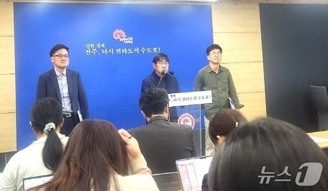 본문 이미지 - 이영섭 전주시 자원순화녹지국장이 8일 브리핑실에서 현재 팔복동 A업체가 건축 중인 소각시설에 대한 고형연료제품 사용 불허가 처분을 내린 이유에 대해 설명하고 있다./뉴스1 임충식기자