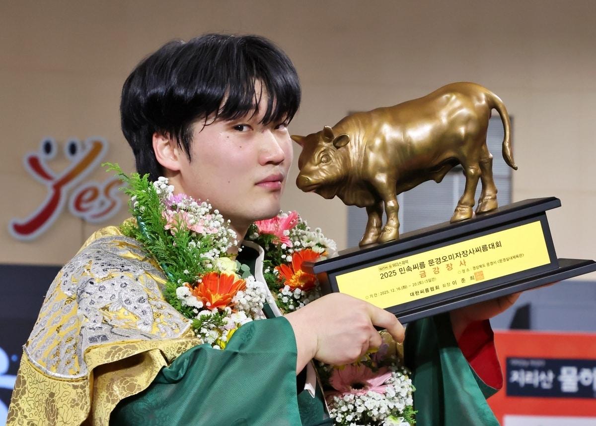 본문 이미지 - 신현준(문경시청)이 생애 처음으로 금강장사에 등극했다. (대한씨름협회 제공)