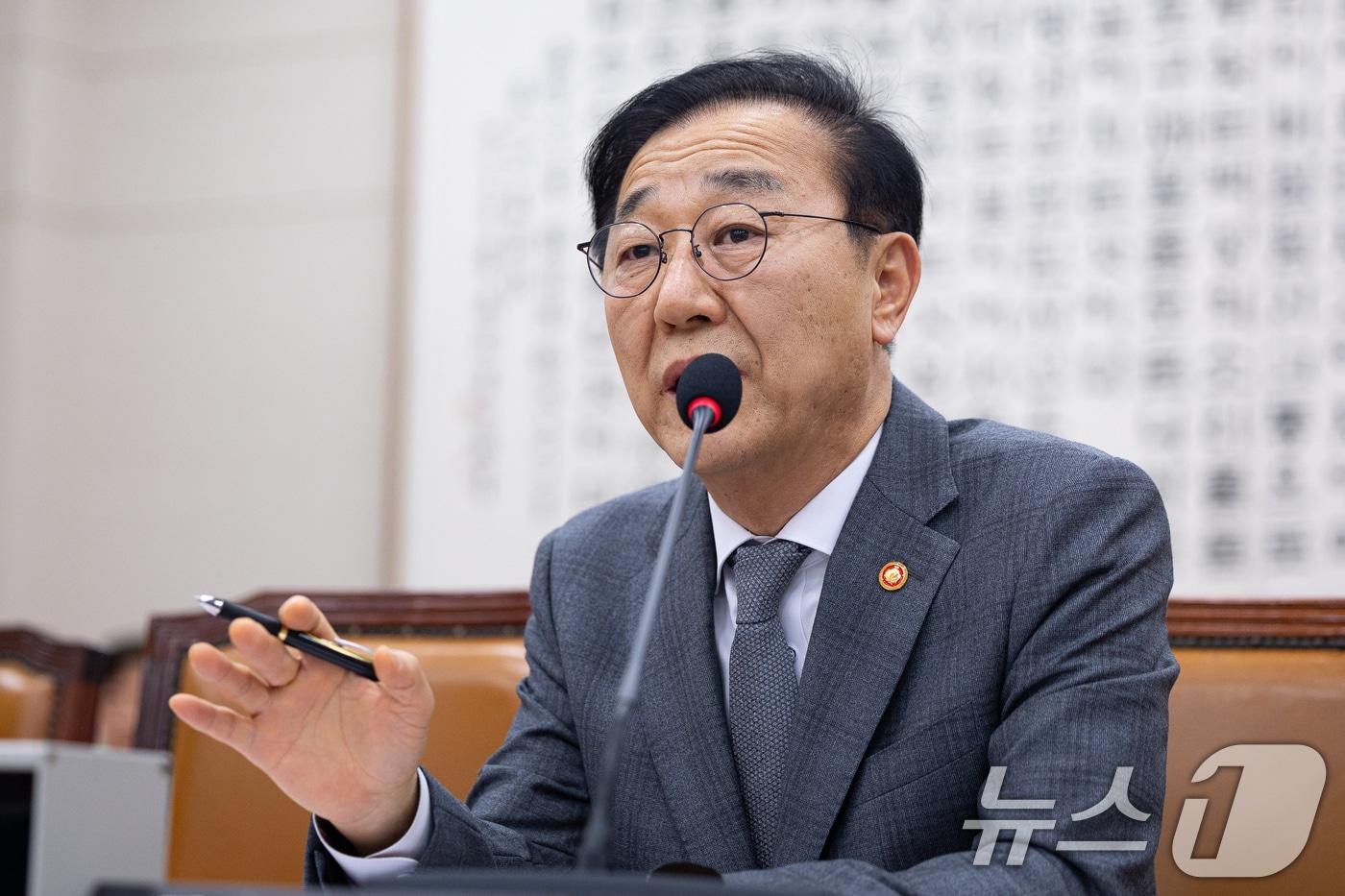 김윤덕 국토교통부 장관이 18일 서울 여의도 국회에서 열린 제430회 국회(임시회) 법제사법위원회 제2차 전체회의에서 의원 질의에 답하고 있다. 2025.12.18/뉴스1 ⓒ News1 유승관 기자