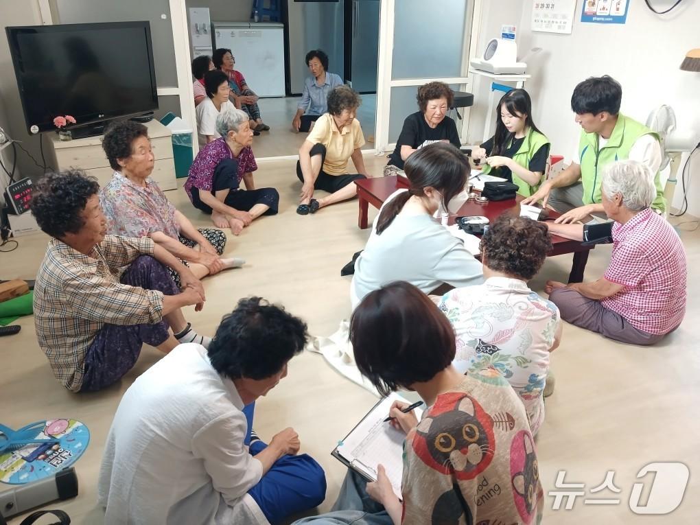 본문 이미지 - 전북 장수군이 추진한 '똑! 똑! 복지울타리 운영' 사업 모습.(장수군 제공. 재판매 및 DB 금지)