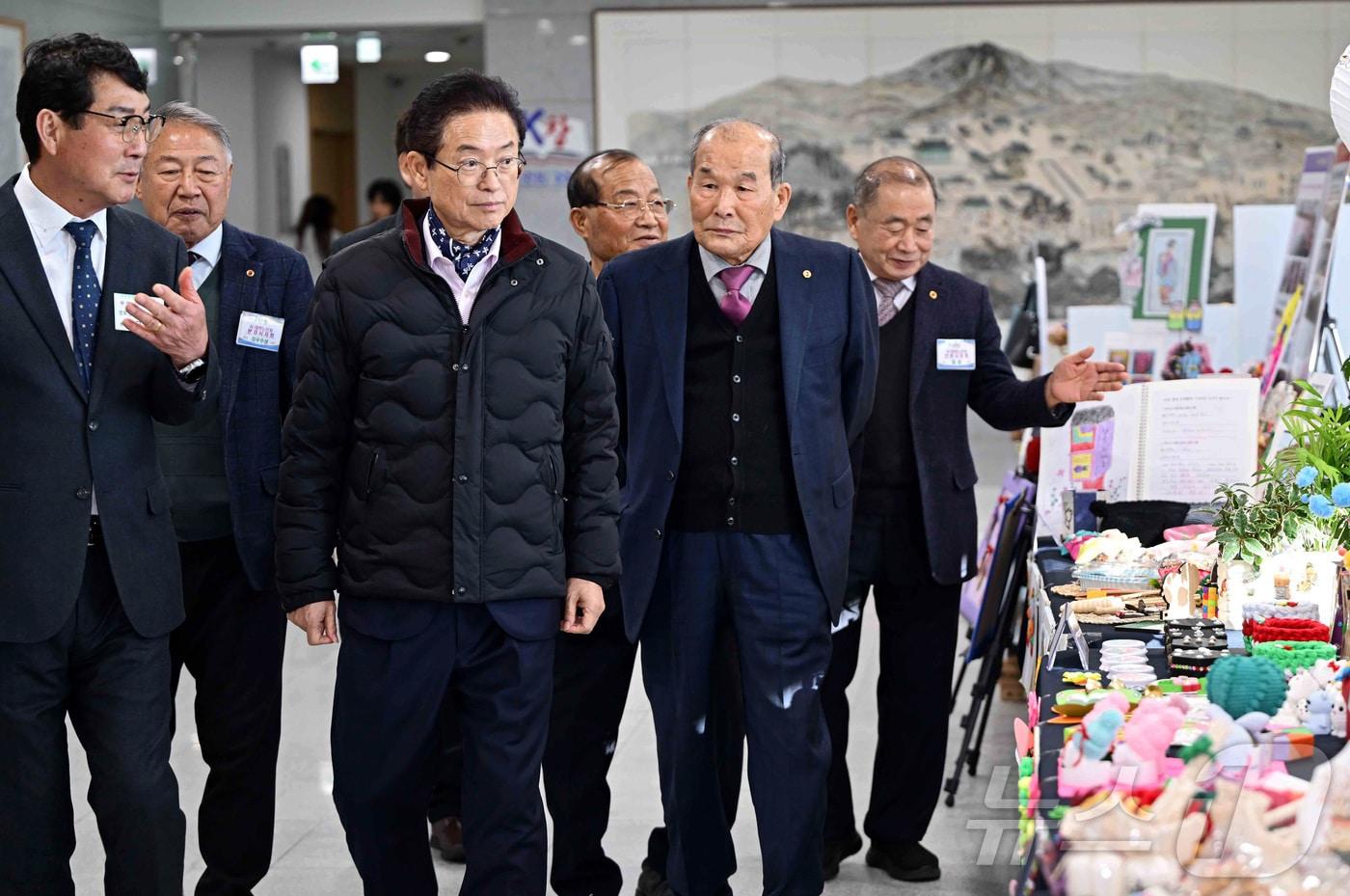 경북도는 18일 도청 동락관에서 ‘경로당 행복선생님 지원사업 성과보고회’를 열고, 22개 시군 경로당 어르신들과 행복선생님이 함께 만든 작품을 전시했다.(경북도 제공. 재판매 및 DB금지) /뉴스1