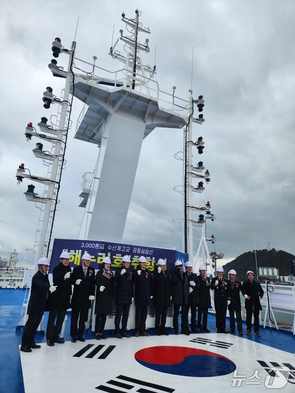 본문 이미지 - 전남교육청 관계자들이 '해누리호'선상에서 취항식 기념사진을 찍고 있다. (전남도교육청 제공, 재판매 및 DB 금지)/뉴스1