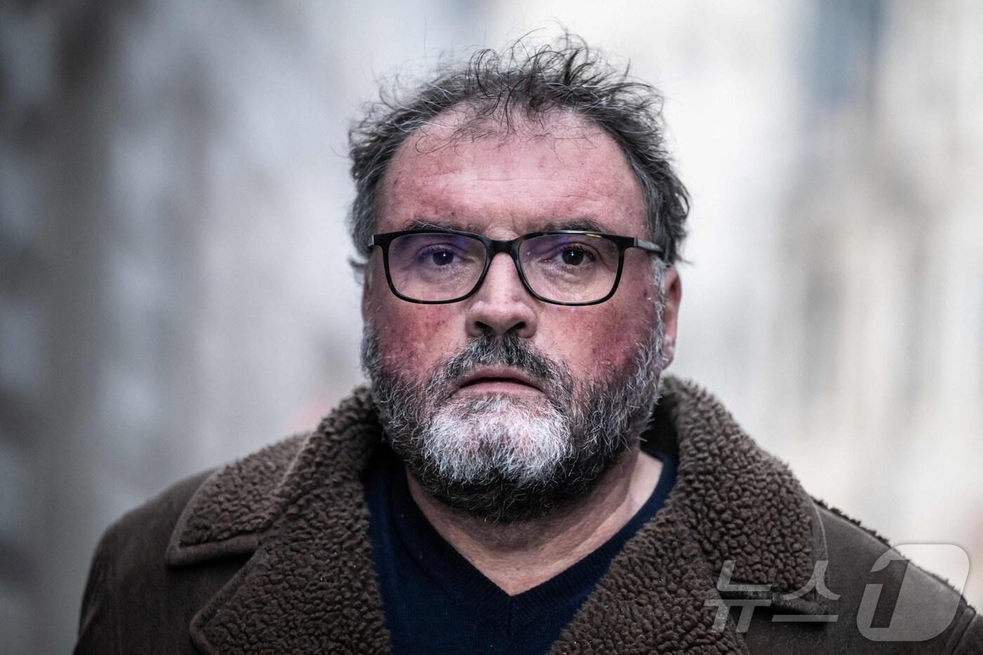 본문 이미지 - 환자의 수액팩에 독극물을 넣어 12명을 독살한 혐의로 기소된 프랑스의 전직 마취과 의사 프레데릭 페시에가 지난 15일(현지시간) 프랑스 동부 브장송 법원에 도착하고 있다. ⓒ AFP=뉴스1