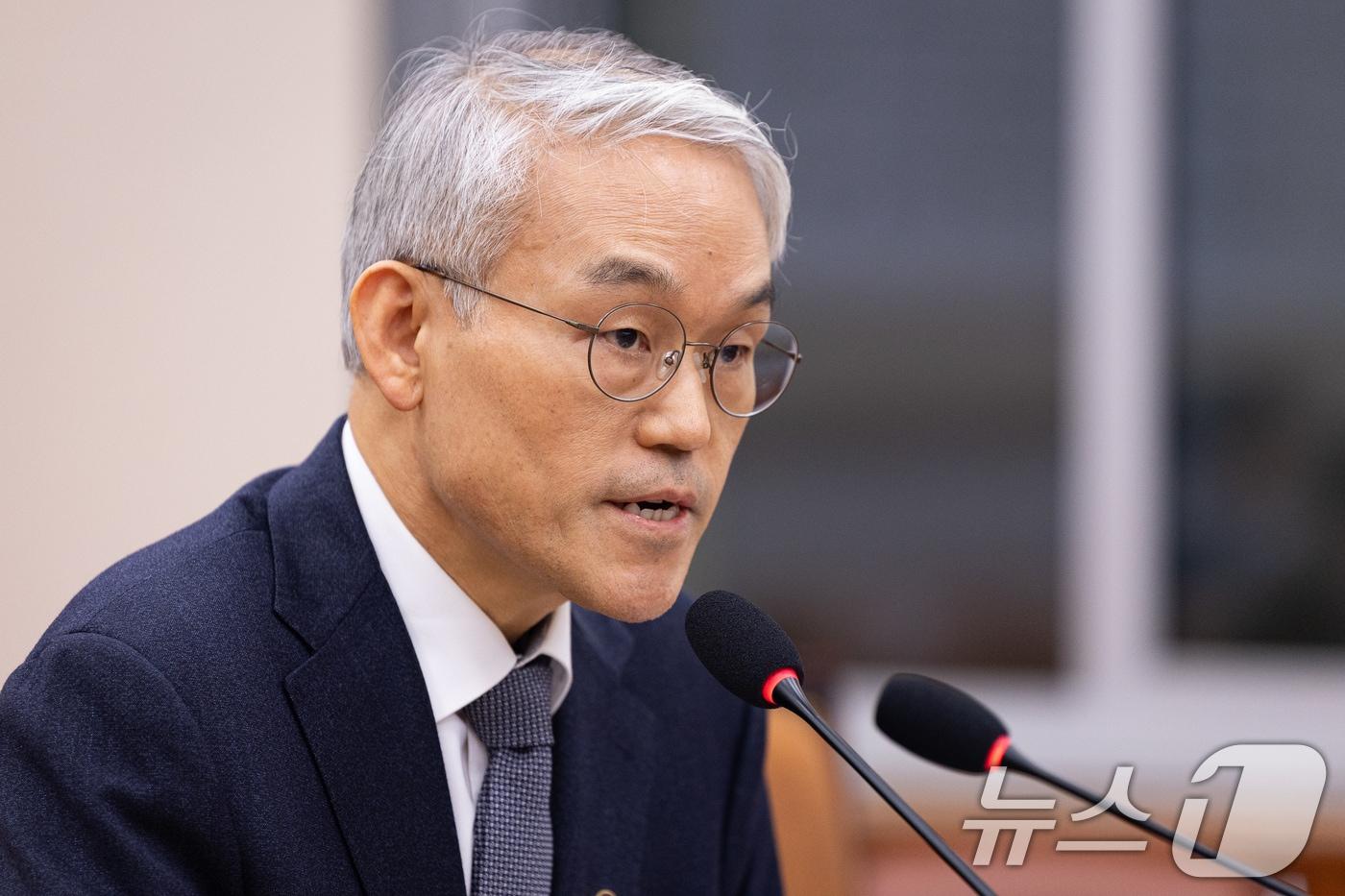 천대엽 법원행정처장이 18일 서울 여의도 국회에서 열린 제430회 국회(임시회) 법제사법위원회 제2차 전체회의에서 의원 질의에 답하고 있다. 2025.12.18/뉴스1 ⓒ News1 유승관 기자