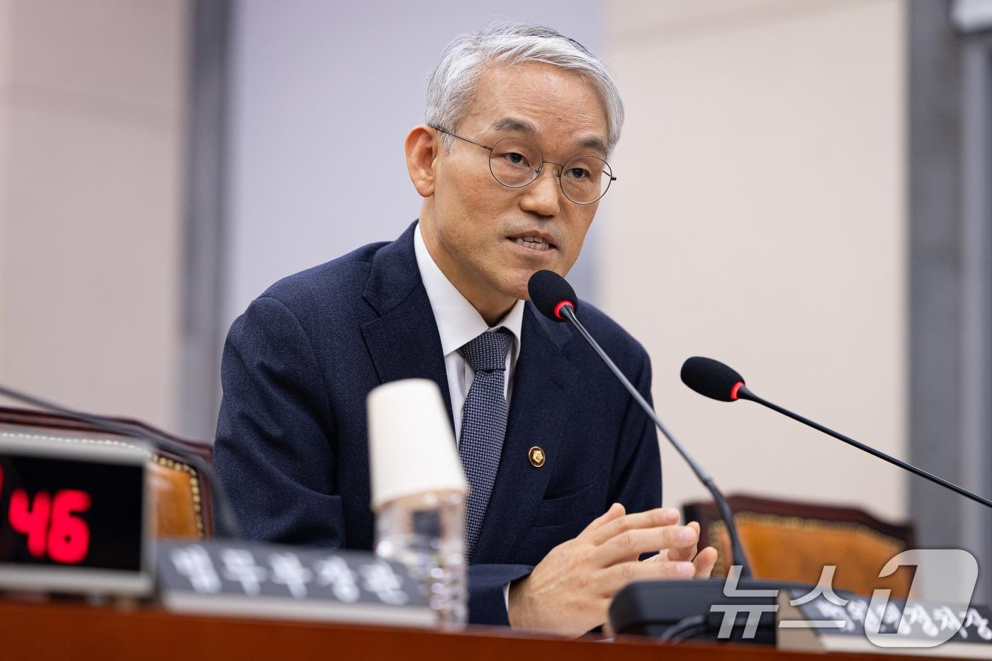 본문 이미지 - 천대엽 법원행정처장이 18일 서울 여의도 국회에서 열린 제430회 국회(임시회) 법제사법위원회 제2차 전체회의에서 의원 질의에 답하고 있다. 2025.12.18 ⓒ 뉴스1 유승관 기자