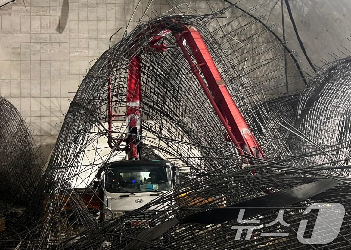 본문 이미지 - 18일 오후 서울 영등포구 여의도역 신안산선 공사현장 지하 70m 지점에서 철근이 무너져 있다. 이 사고로 매몰된 50대 남성이 사망했다. (서울소방재난본부 제공. 재판매 및 DB 금지) 2025.12.18 ⓒ 뉴스1