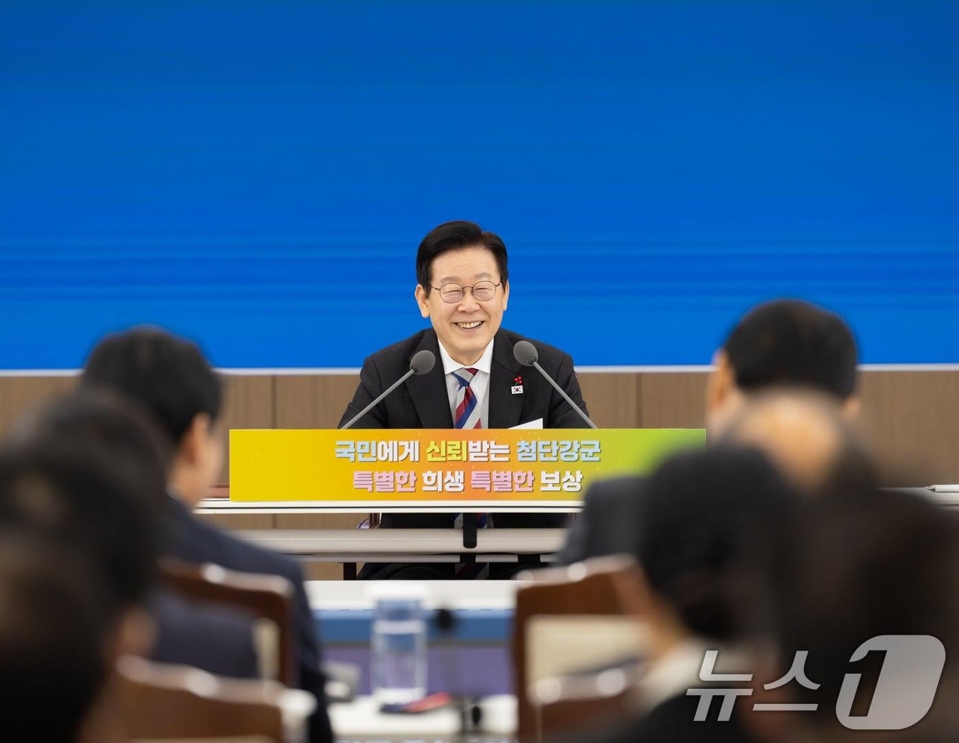 본문 이미지 - 이재명 대통령이 18일 서울 용산구 국방부에서 열린 국방부·국가보훈부 업무보고에서 참석해 미소 짓고 있다. (대통령실 제공. 재판매 및 DB 금지) 2025.12.18/뉴스1 ⓒ News1 허경 기자