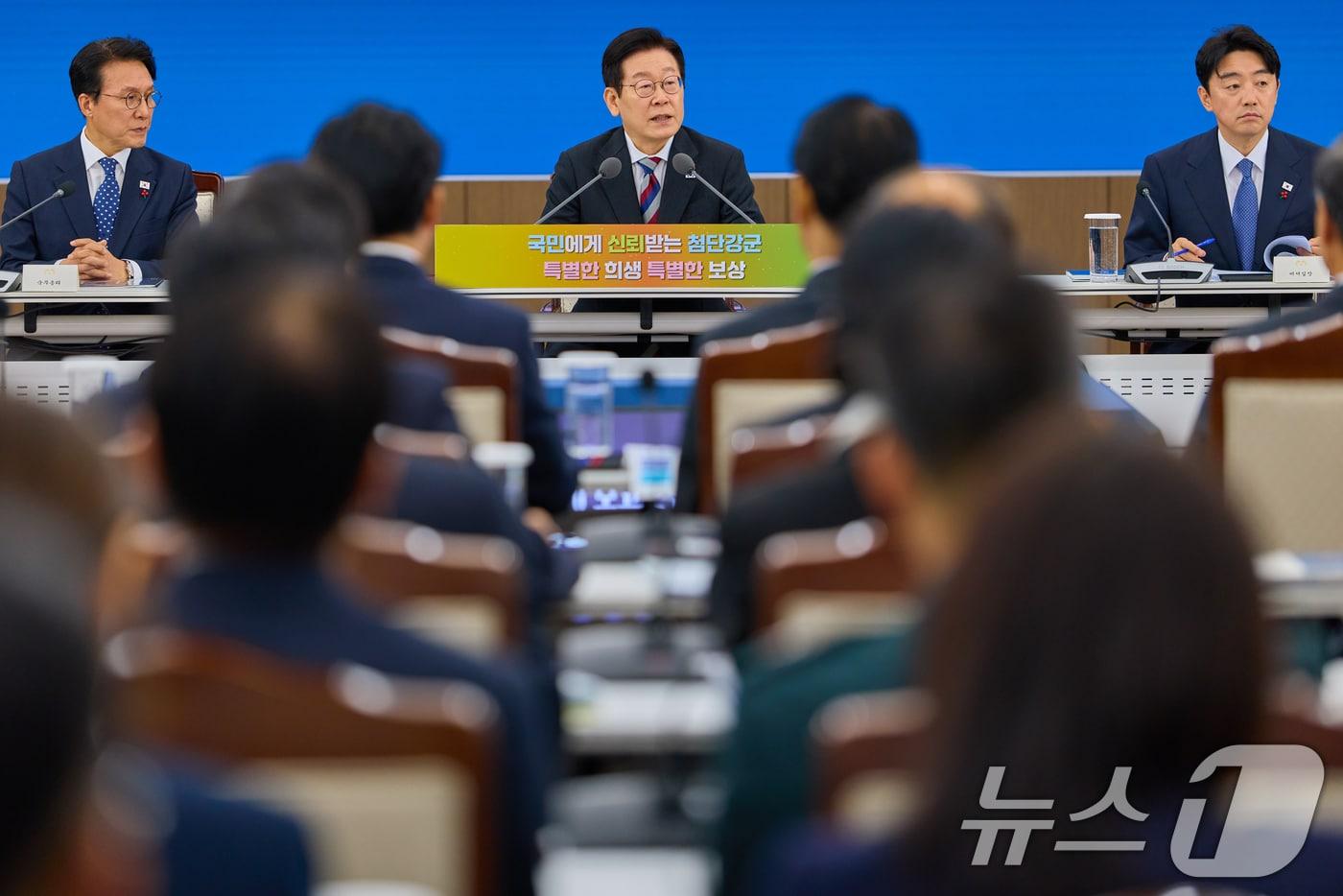 이재명 대통령이 18일 서울 용산구 국방부에서 열린 국방부·국가보훈부 업무보고에서 발언하고 있다. (대통령실 제공. 재판매 및 DB 금지) 2025.12.18/뉴스1 ⓒ News1 허경 기자