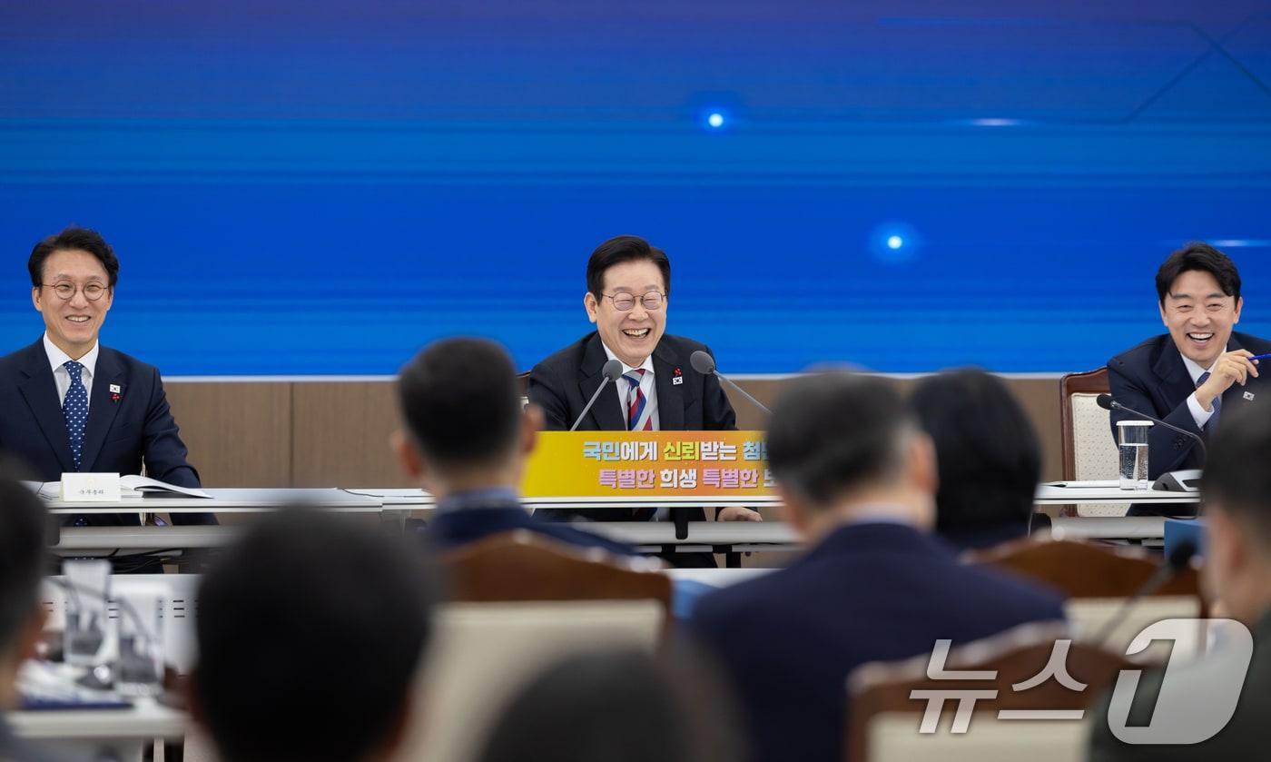 이재명 대통령이 18일 서울 용산구 국방부에서 열린 국방부·국가보훈부 업무보고에서 참석해 미소 짓고 있다. (대통령실 제공. 재판매 및 DB 금지) 2025.12.18/뉴스1 ⓒ News1 허경 기자