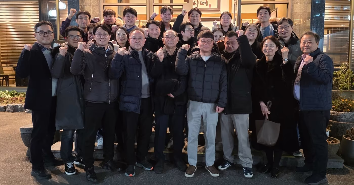 수의골관절학회 관계자들이 2025년 이사회 개최 후 기념 사진을 찍고 있다(학회 제공). ⓒ 뉴스1