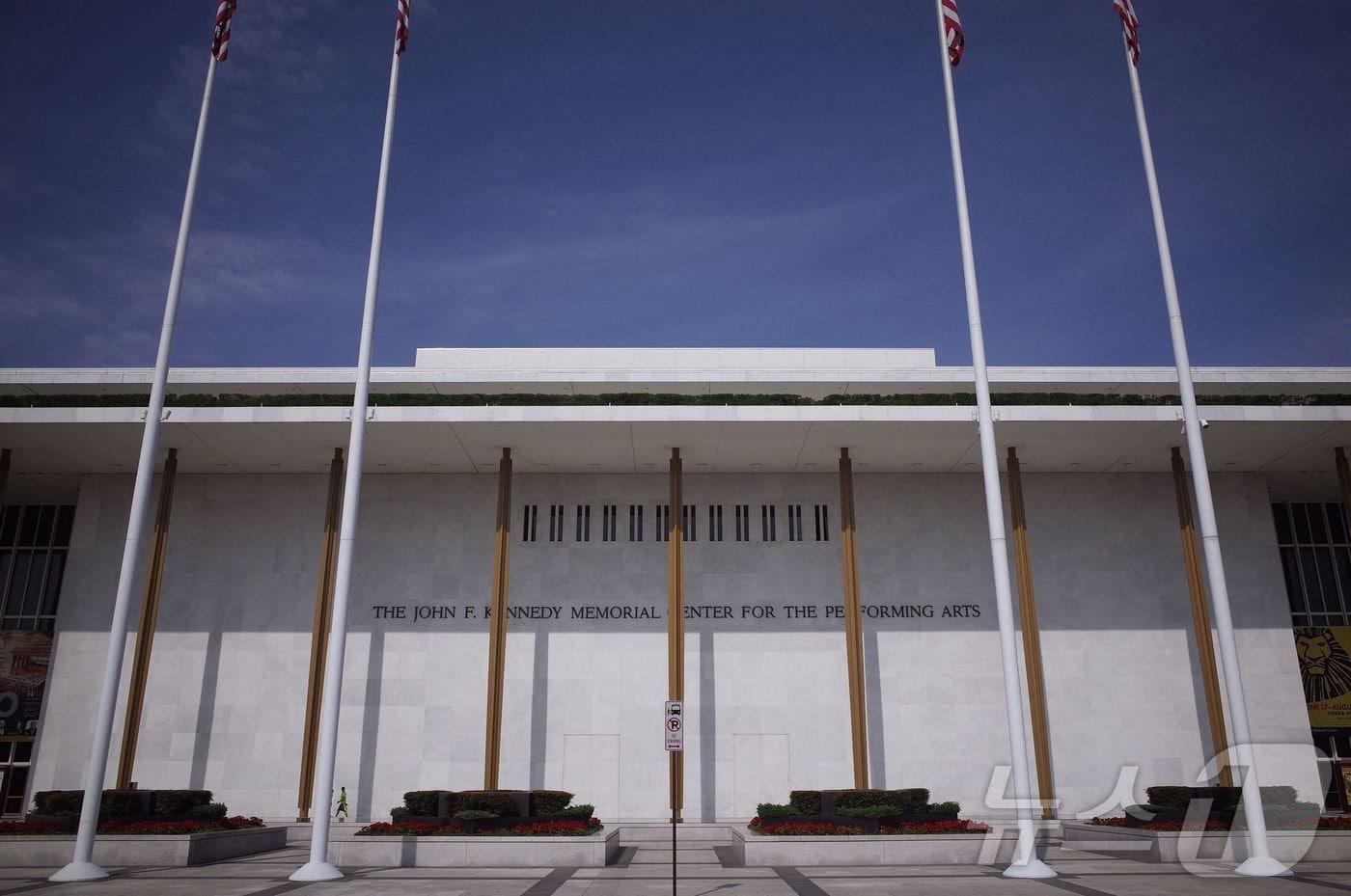 2014년 8월 워싱턴 D.C.의 존 F. 케네디 센터 앞을 시민들이 지나가는 모습. ⓒ AFP=뉴스1