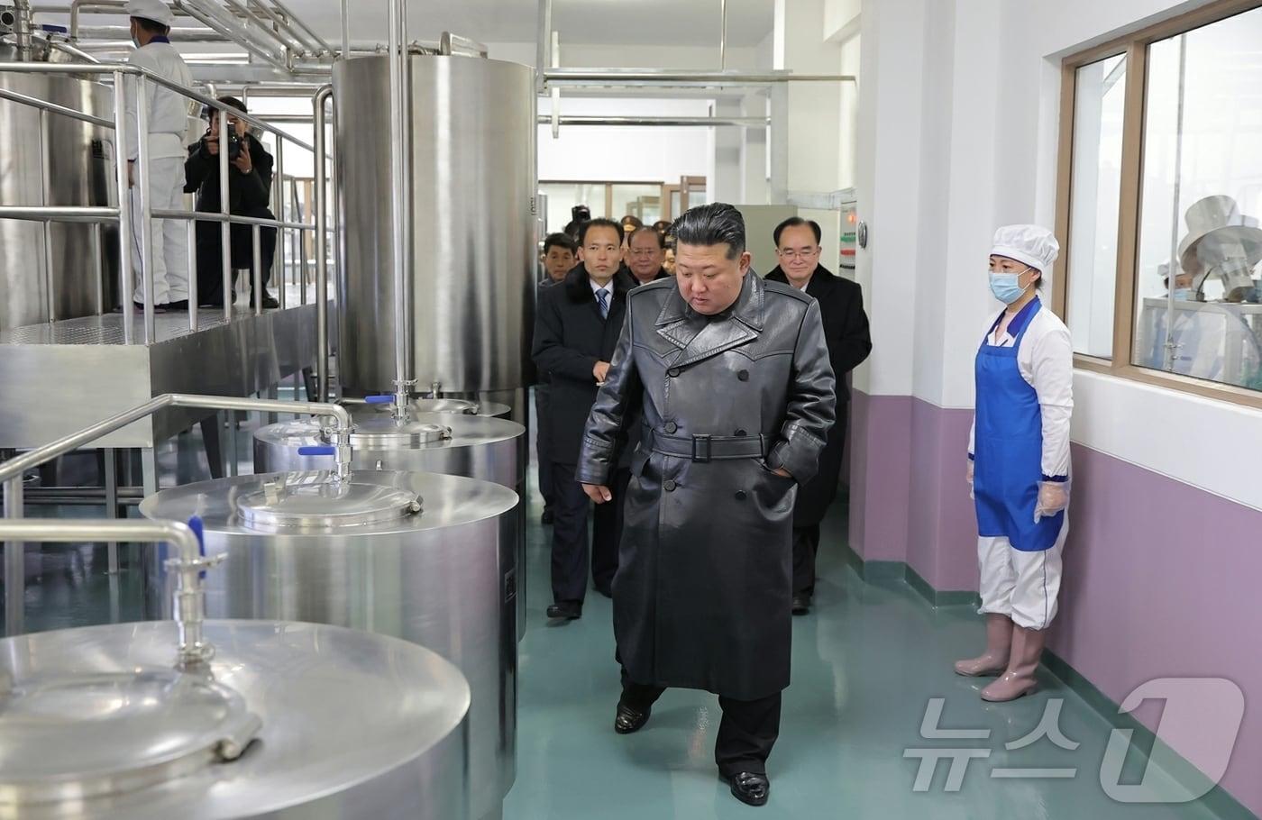 본문 이미지 - (평양 노동신문=뉴스1) = 김정은 북한 노동당 총비서가 장연군 지방공업공장을 시찰하는 모습. [국내에서만 사용가능. 재배포 금지. DB 금지. For Use Only in the Republic of Korea. Redistribution Prohibited] rodongphoto@news1.kr